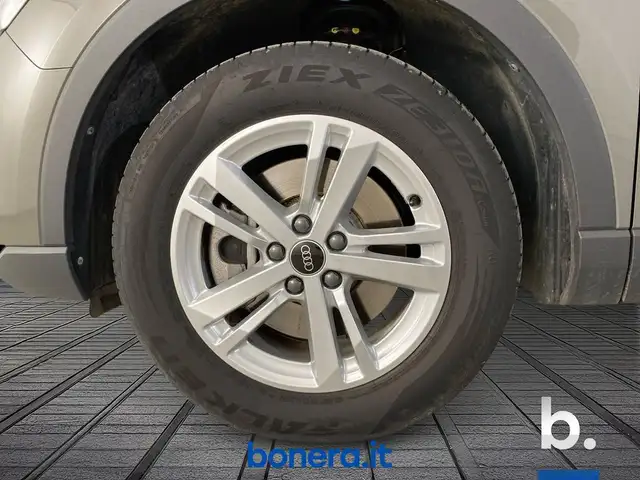 Audi Q3 view 11
