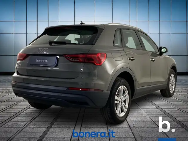 Audi Q3 view 5