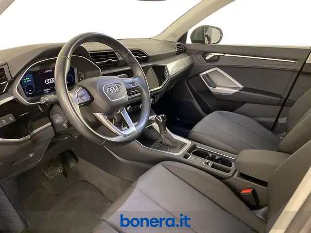 Audi Q3 view 17