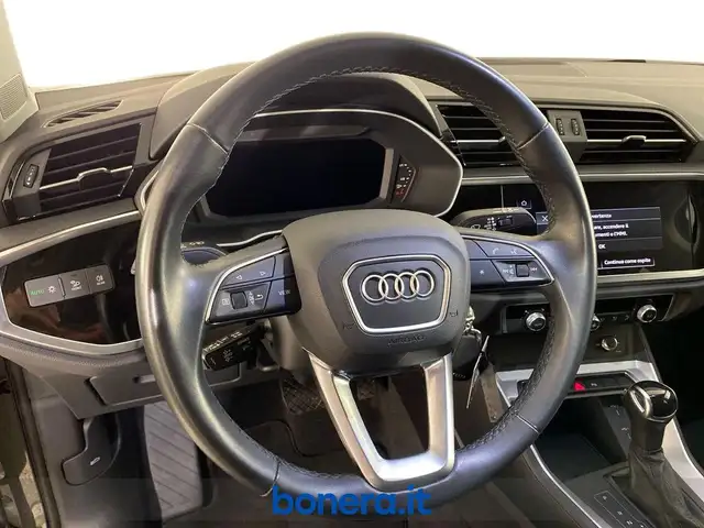 Audi Q3 view 15