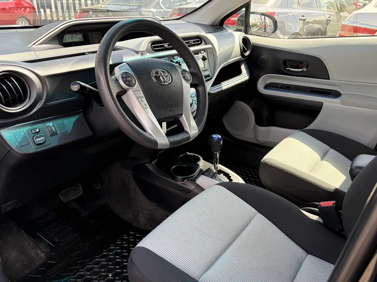 Toyota Prius c снимка Toyota Prius c