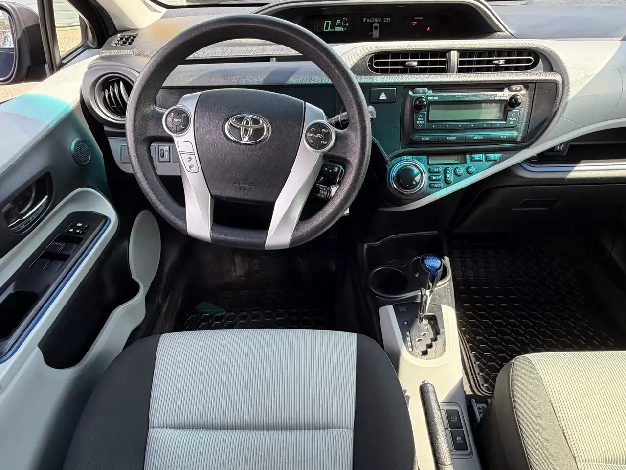 Toyota Prius c снимка Toyota Prius c