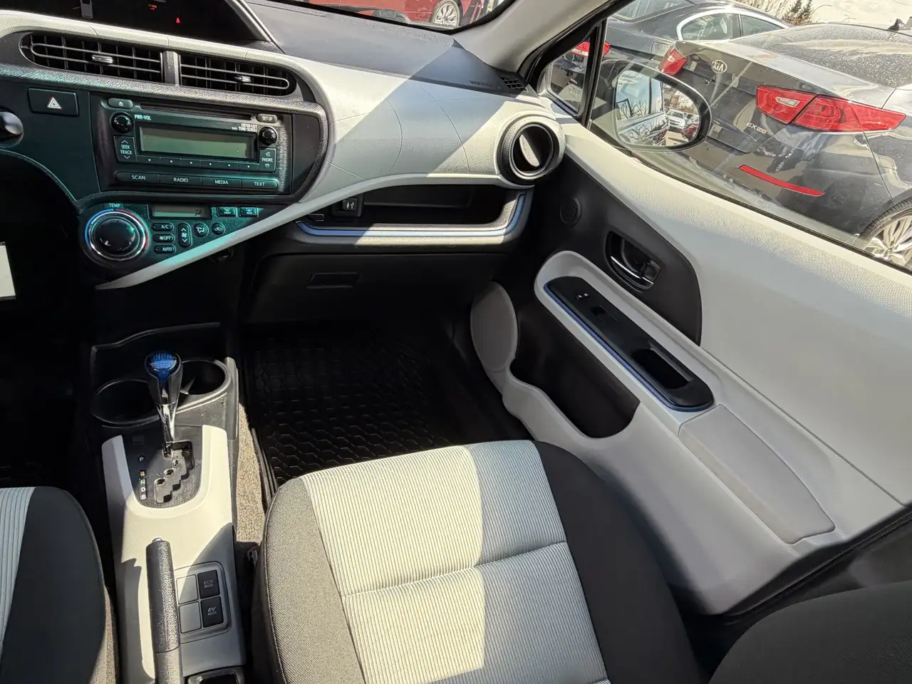 Toyota Prius c снимка Toyota Prius c