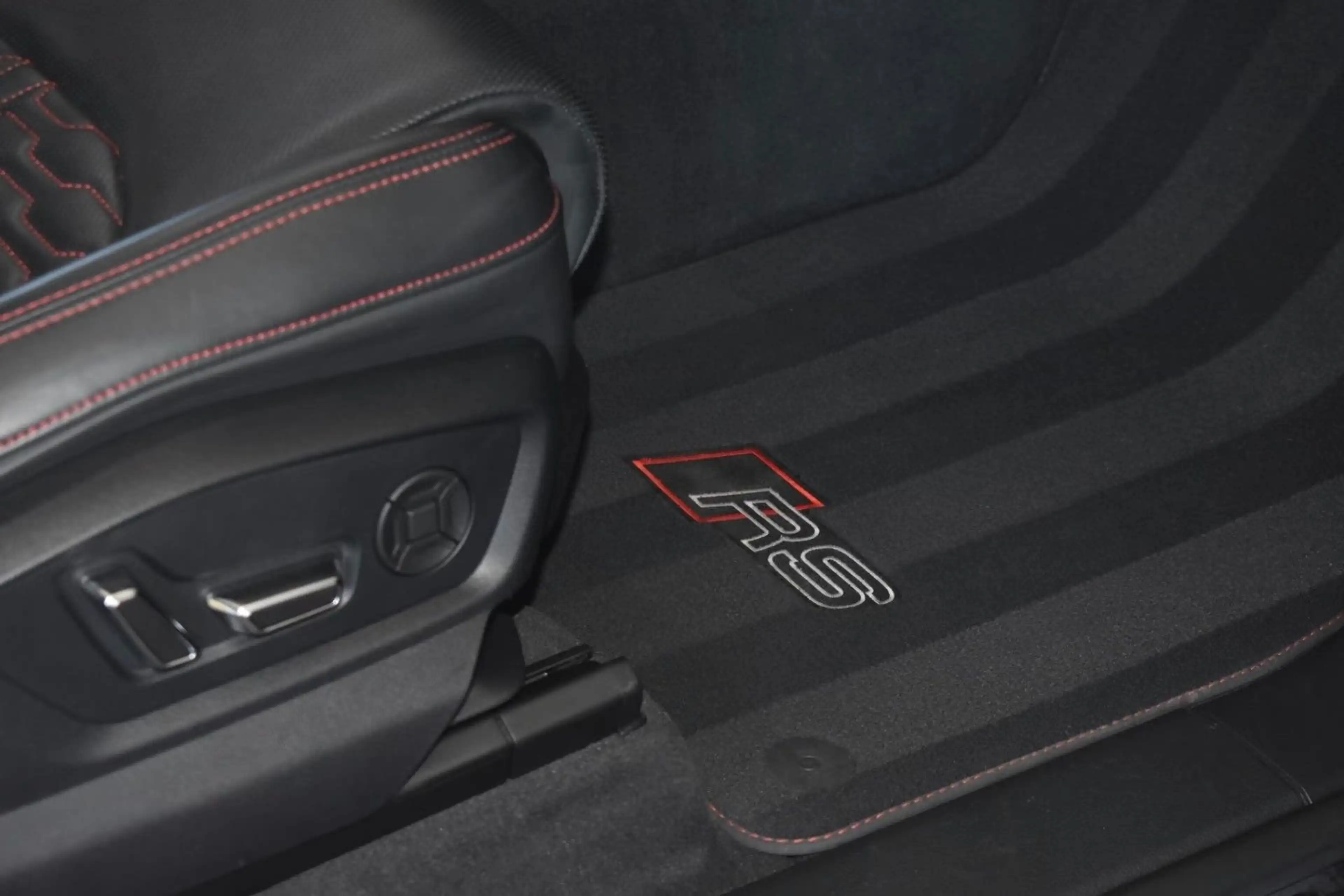 Audi RS Q8 4.0 QUATTRO 1.HAND BLACK PANO MATRIX B&O — photo 15