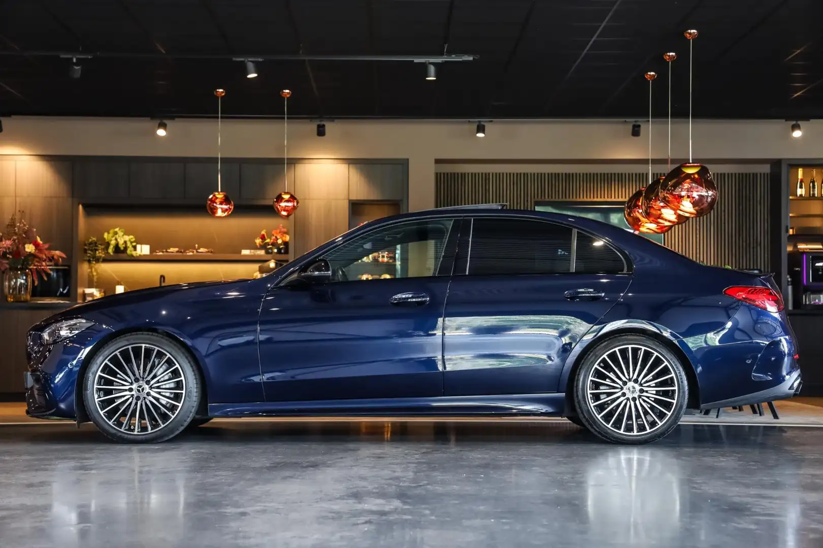 Mercedes-Benz C 180 AMG Line, 170 PK, AMG/In/Exterieur, Nw/Model, Pano Blauw - 2