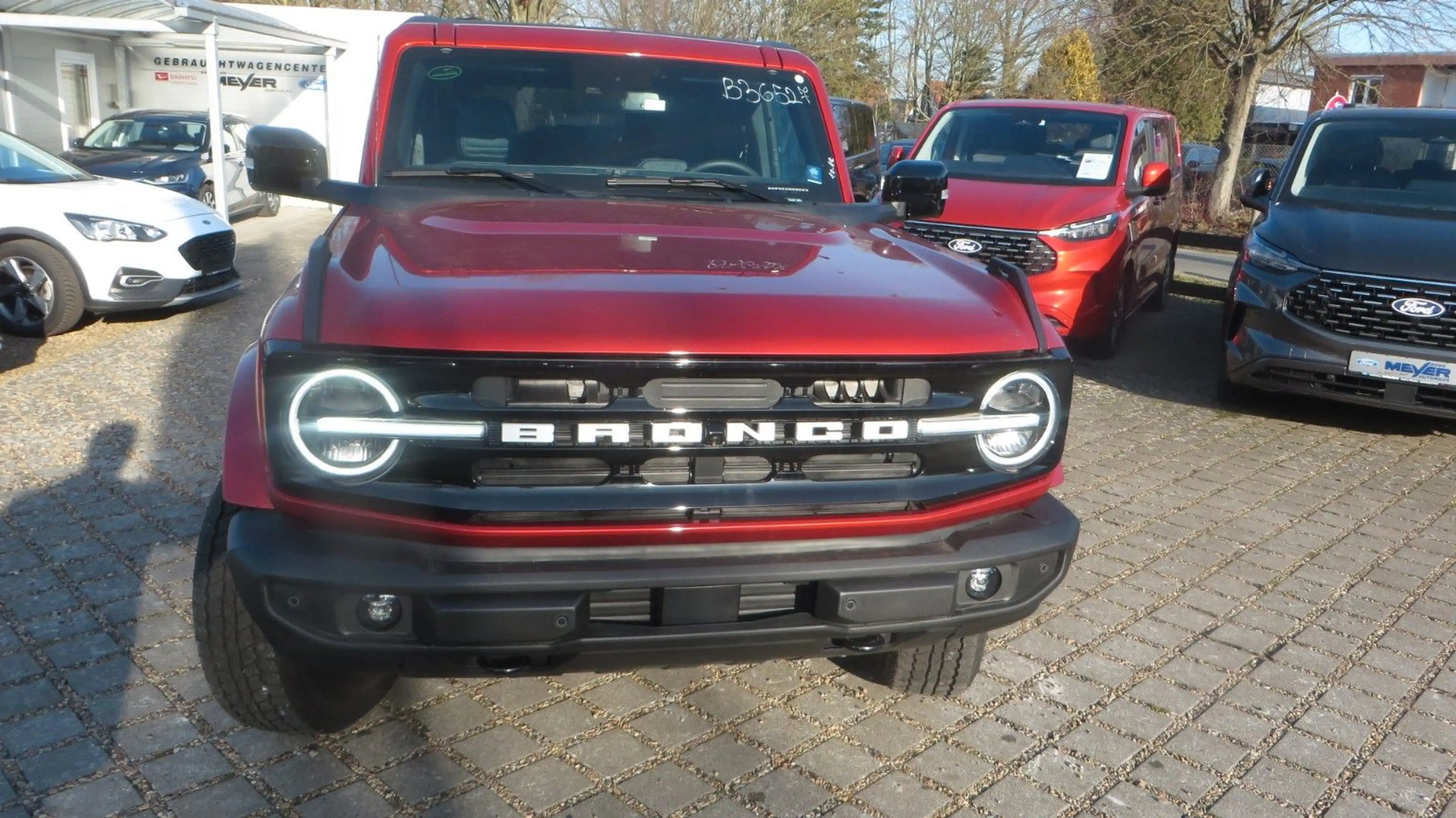 Ford Bronco Outer Banks 4x4 — photo 3