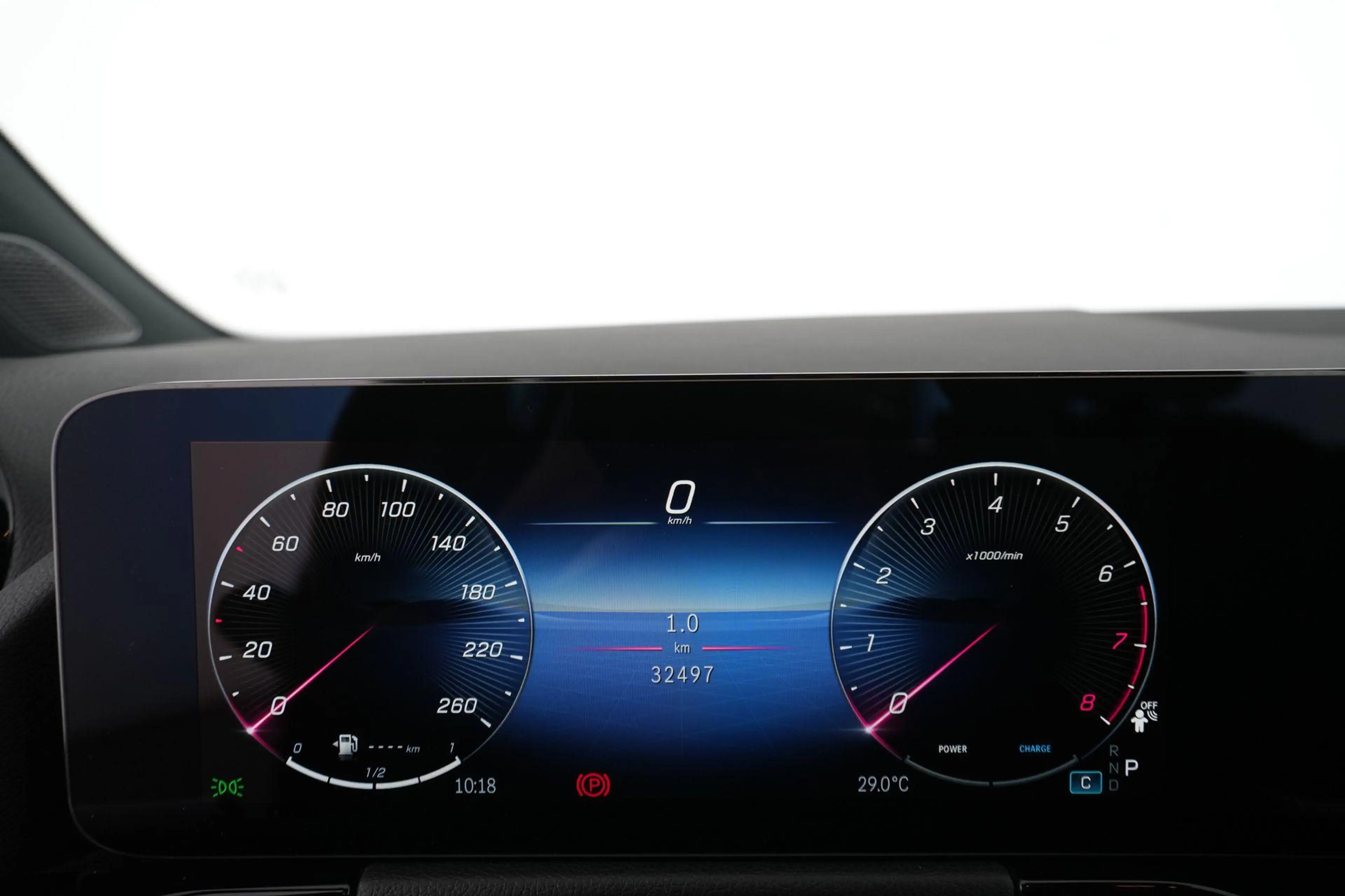 Mercedes-Benz GLA 180 Luxury Line — photo 14