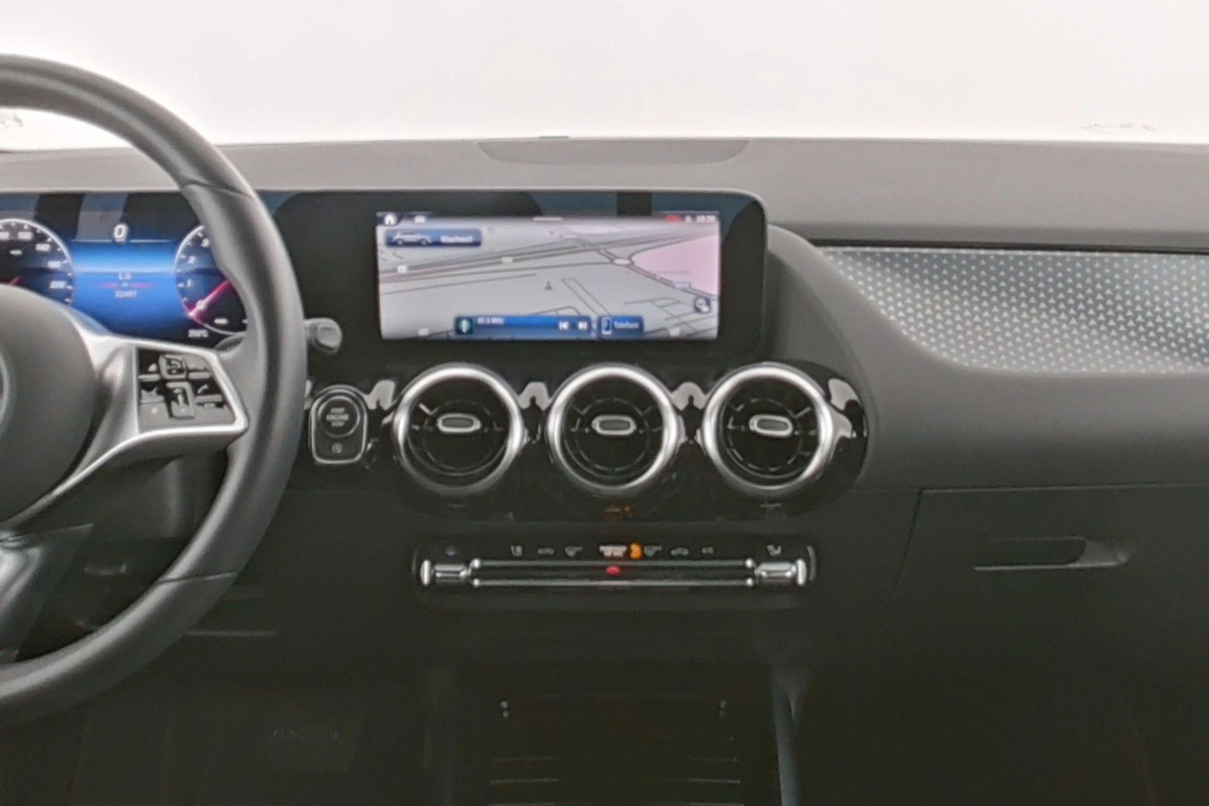 Mercedes-Benz GLA 180 Luxury Line — photo 15