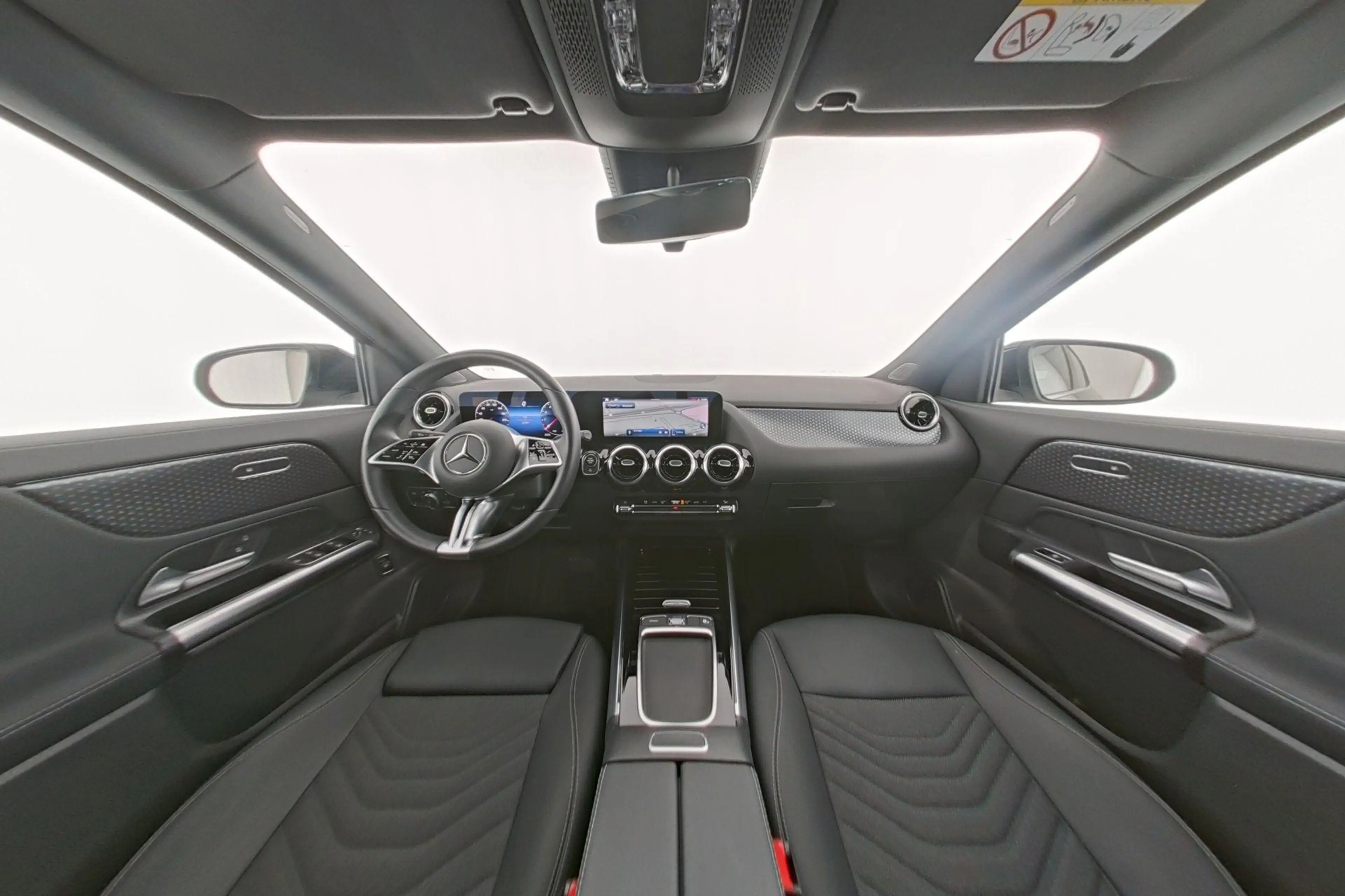 Mercedes-Benz GLA 180 Luxury Line — photo 12