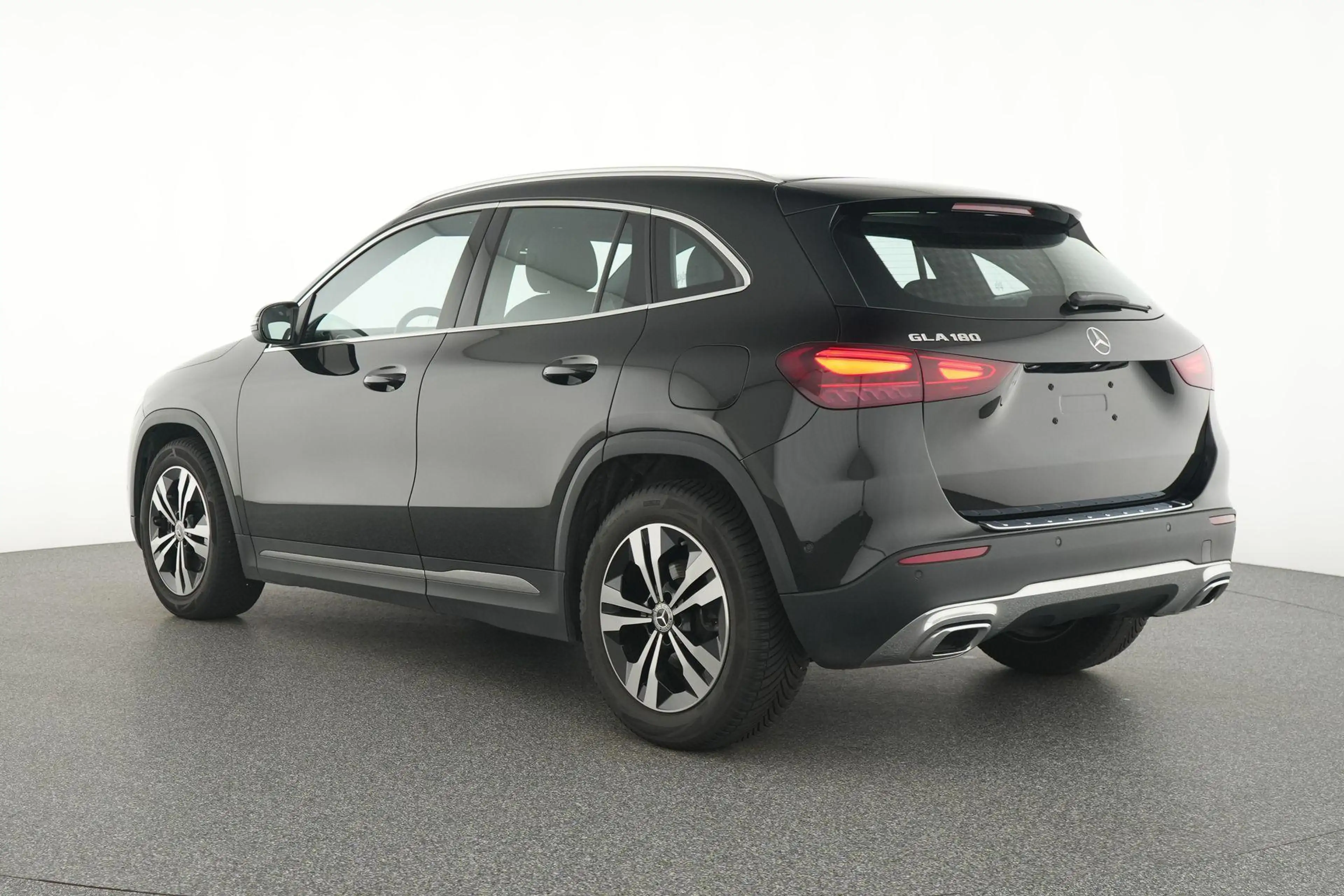 Mercedes-Benz GLA 180 Luxury Line — photo 3