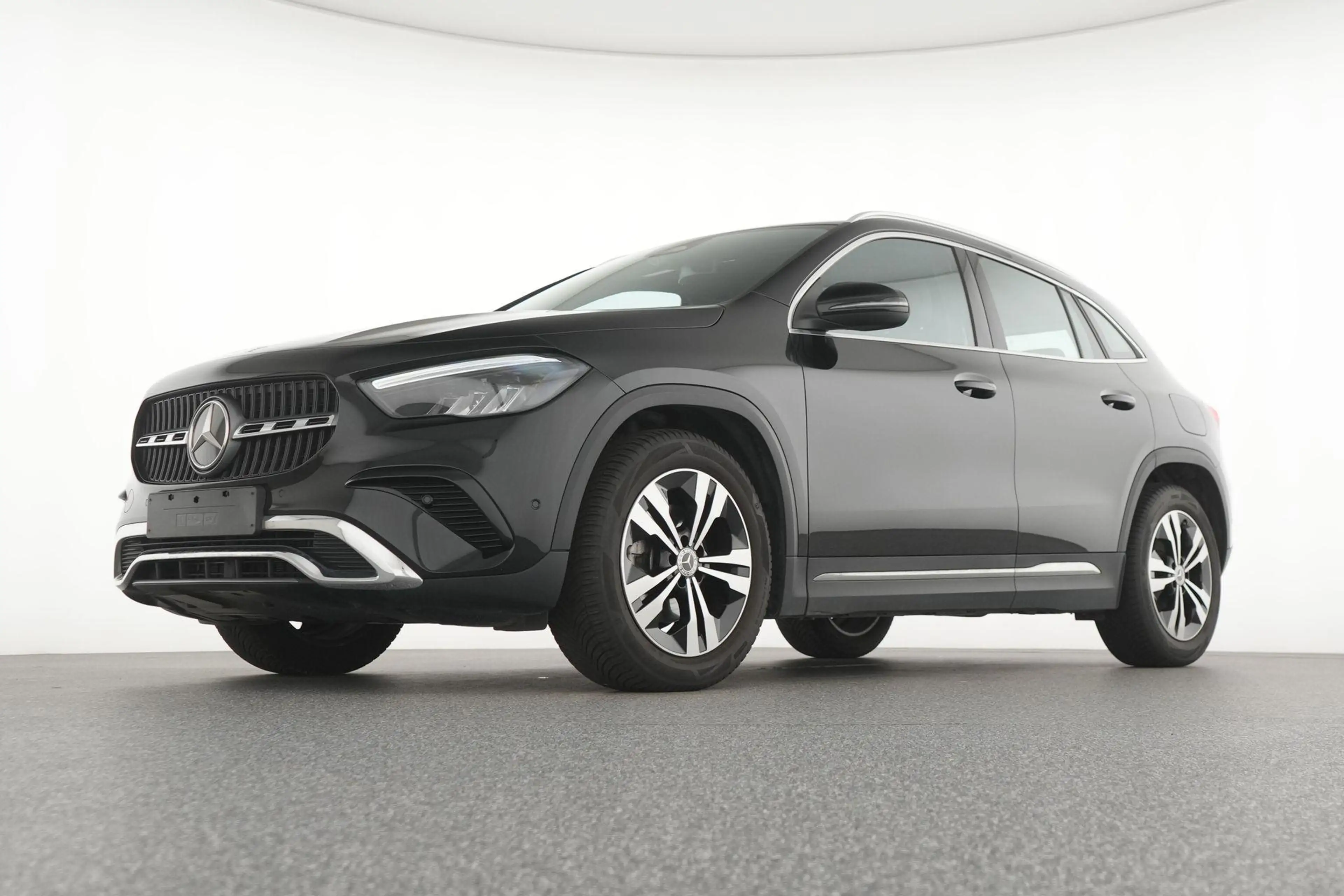 Mercedes-Benz GLA 180 Luxury Line — photo 10