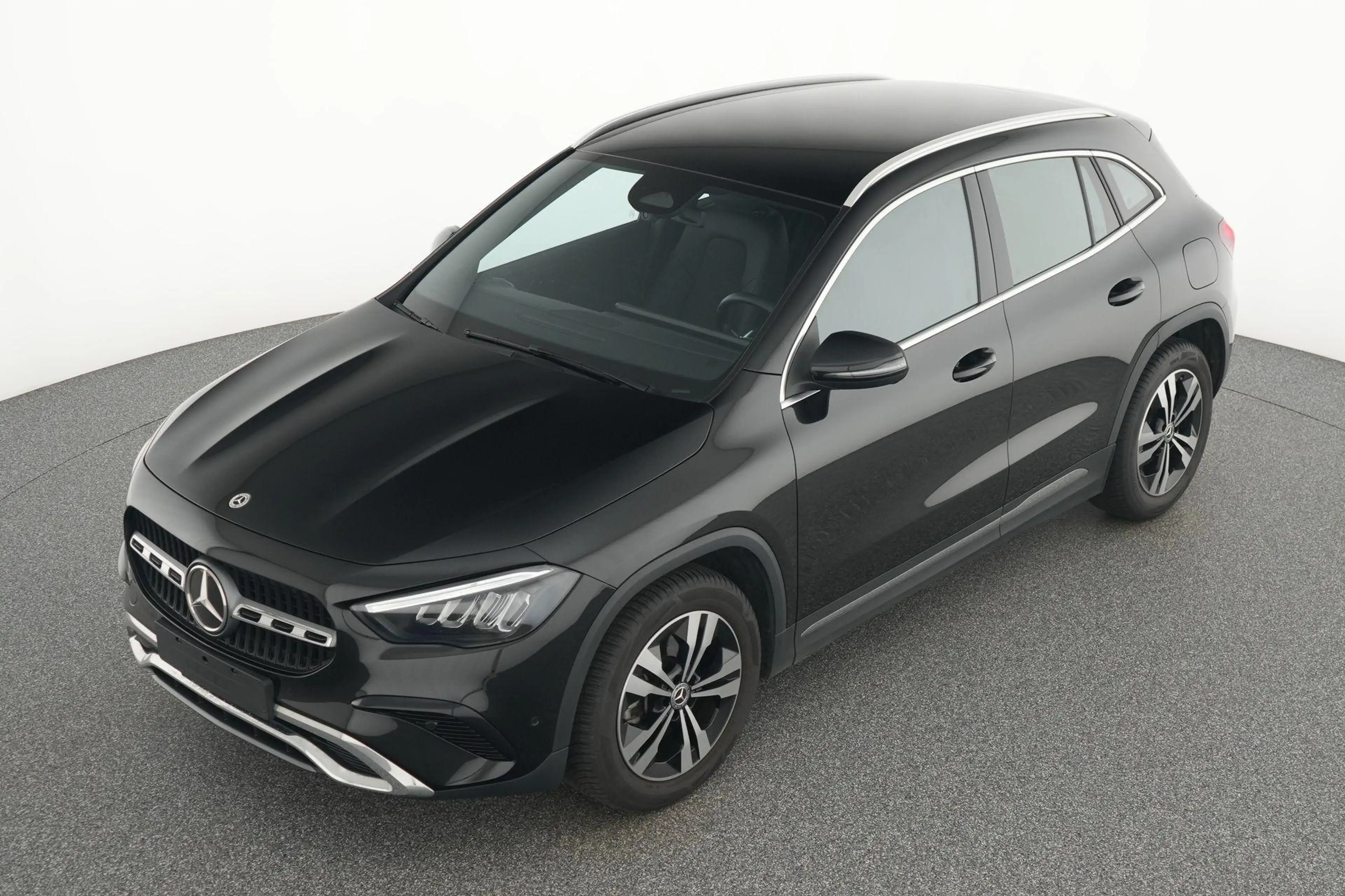 Mercedes-Benz GLA 180 Luxury Line — photo 11