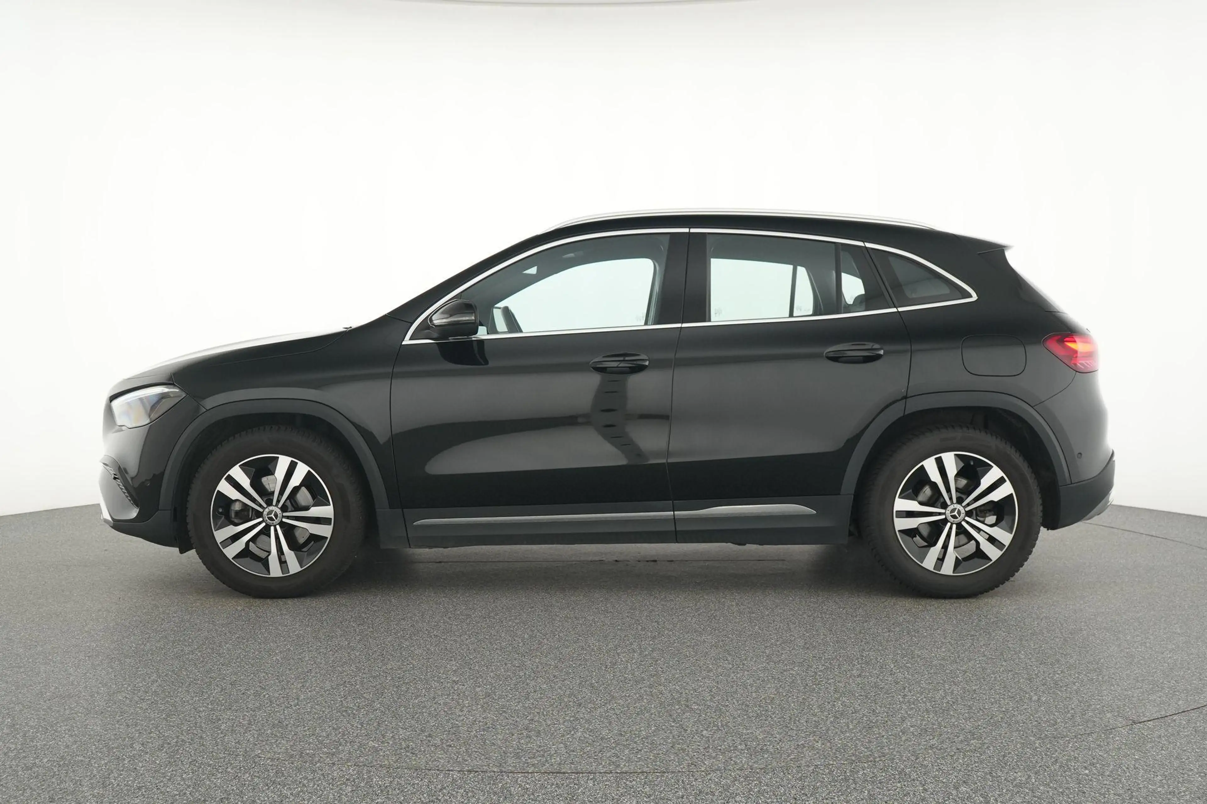 Mercedes-Benz GLA 180 Luxury Line — photo 8