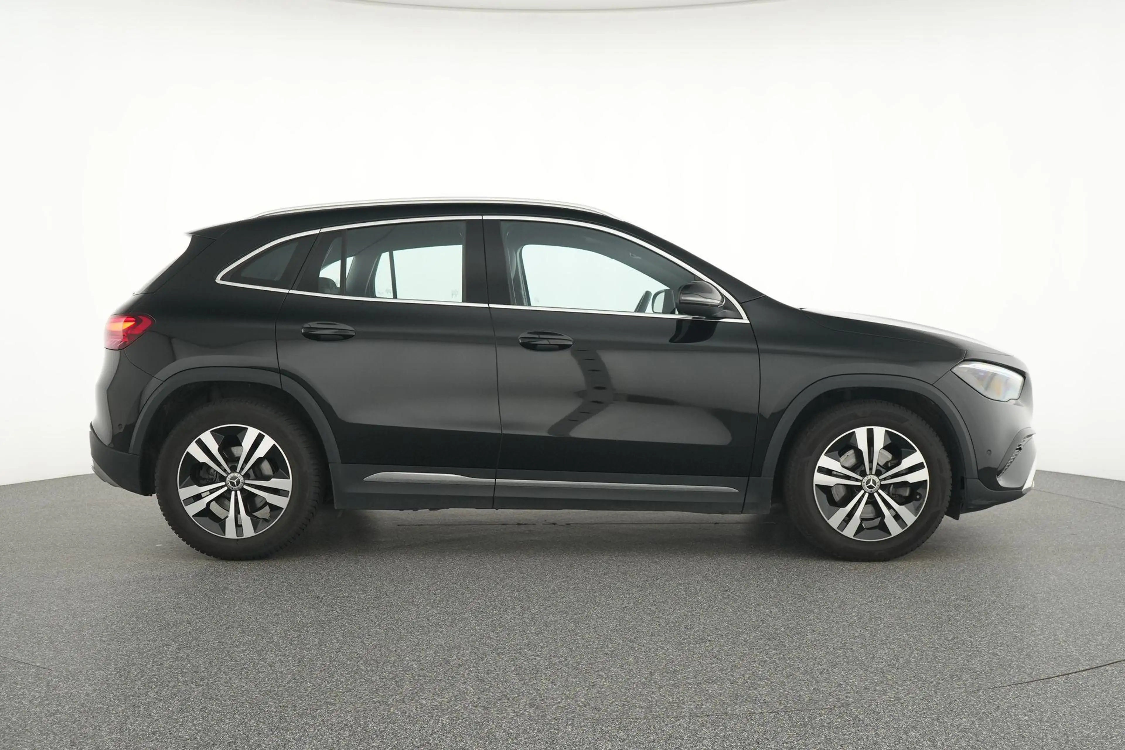 Mercedes-Benz GLA 180 Luxury Line — photo 9