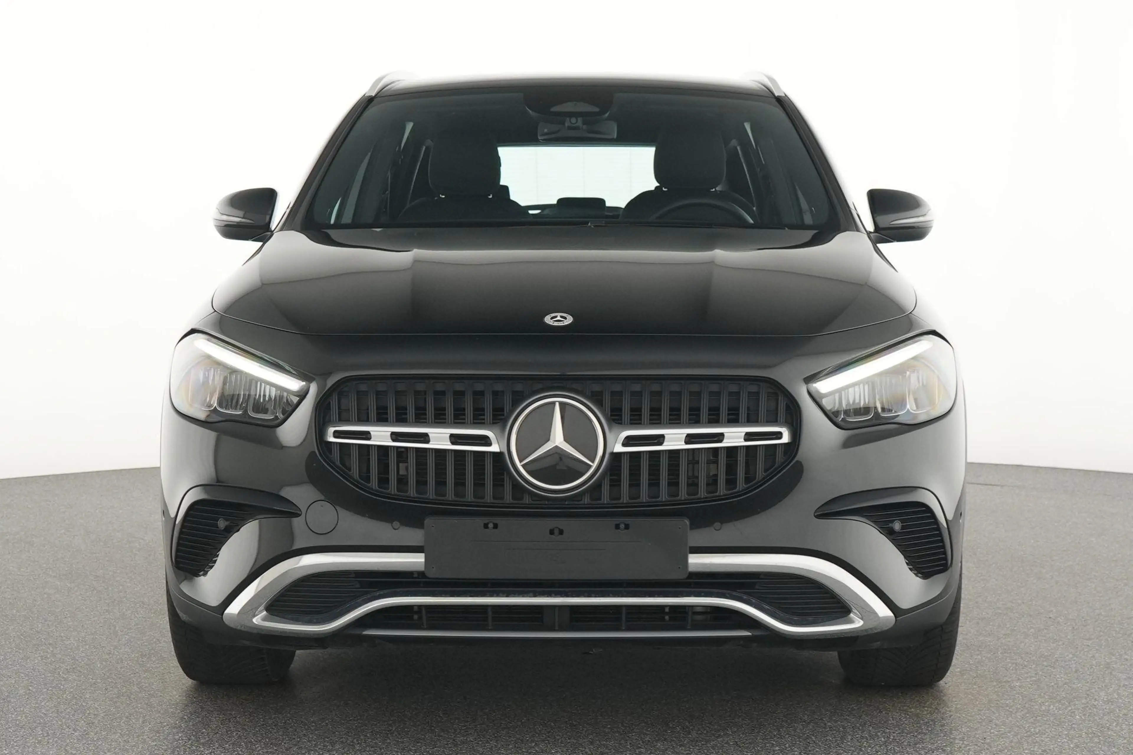 Mercedes-Benz GLA 180 Luxury Line — photo 6