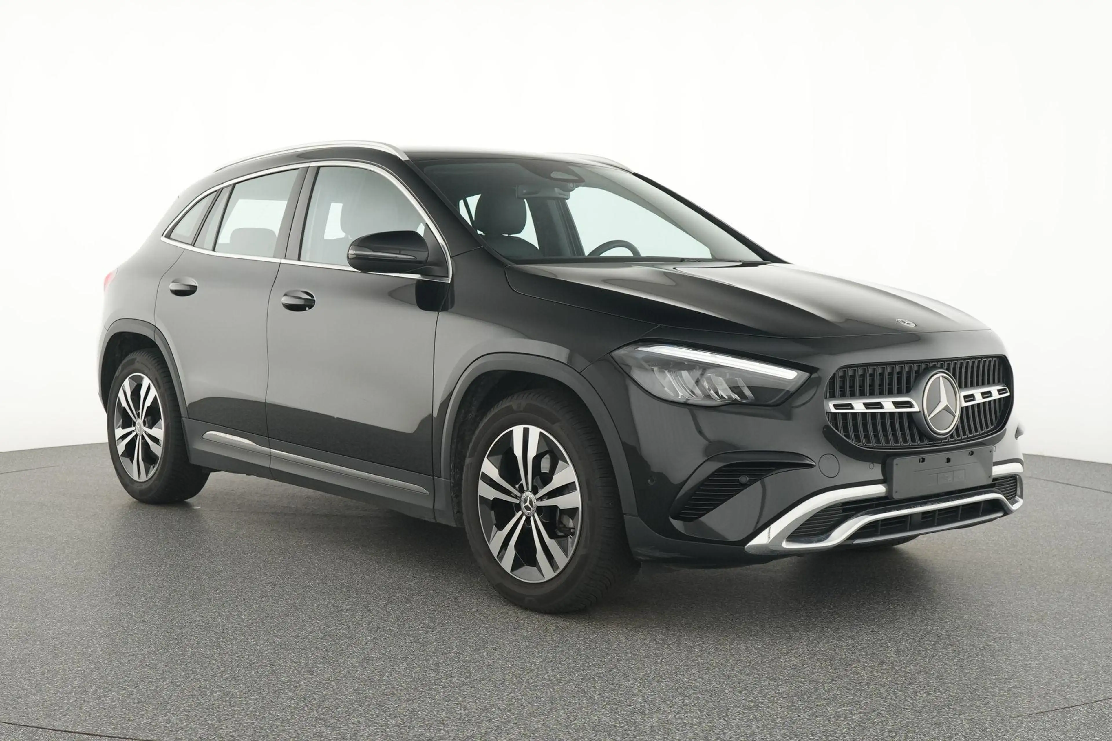 Mercedes-Benz GLA 180 Luxury Line — photo 2