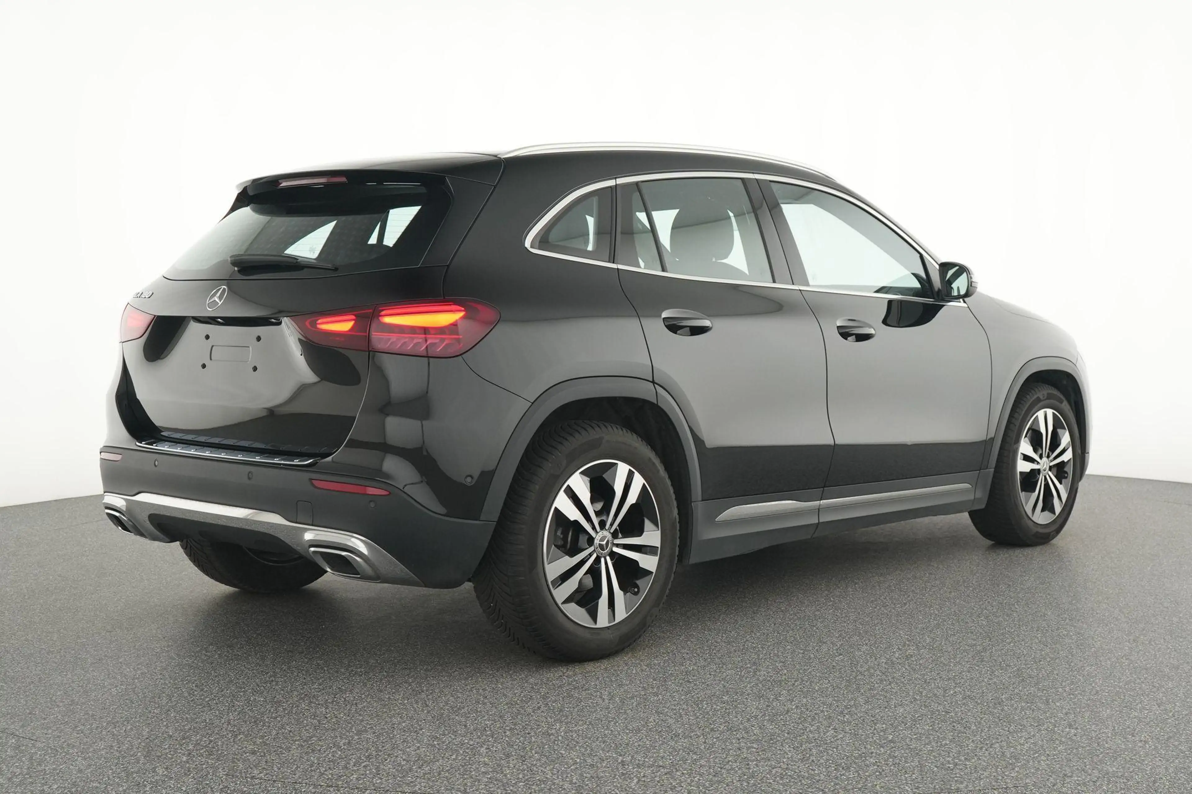 Mercedes-Benz GLA 180 Luxury Line — photo 4