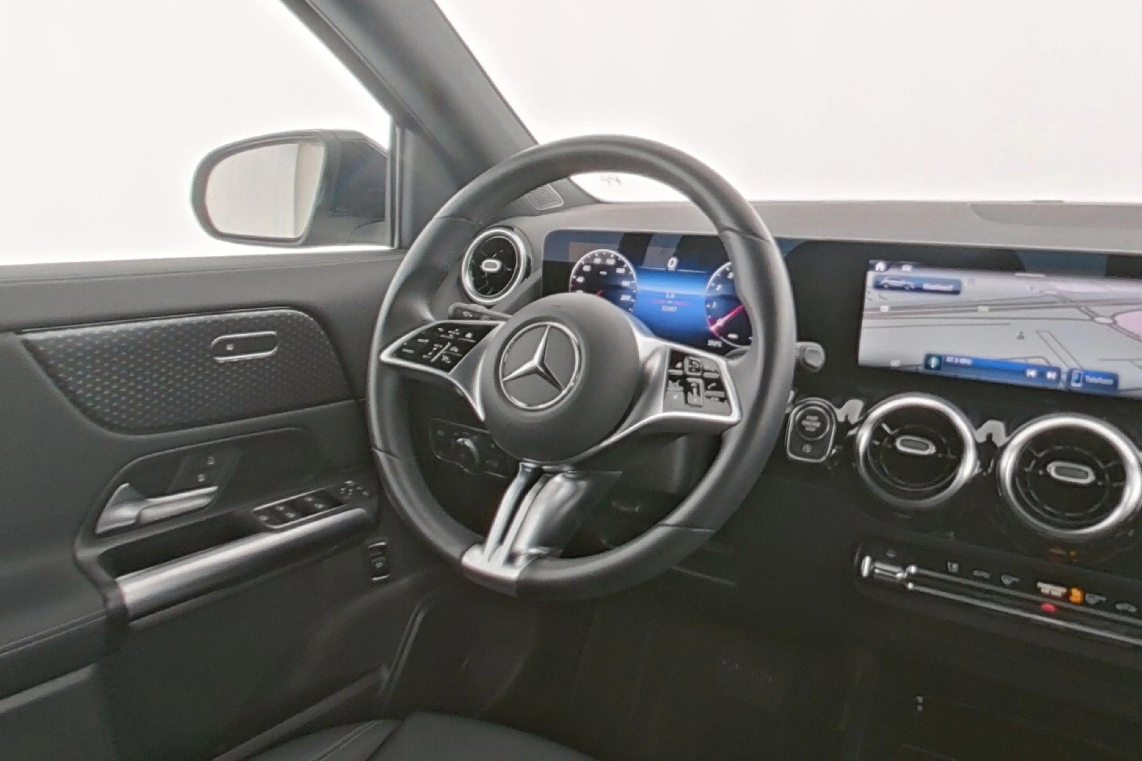 Mercedes-Benz GLA 180 Luxury Line — photo 13