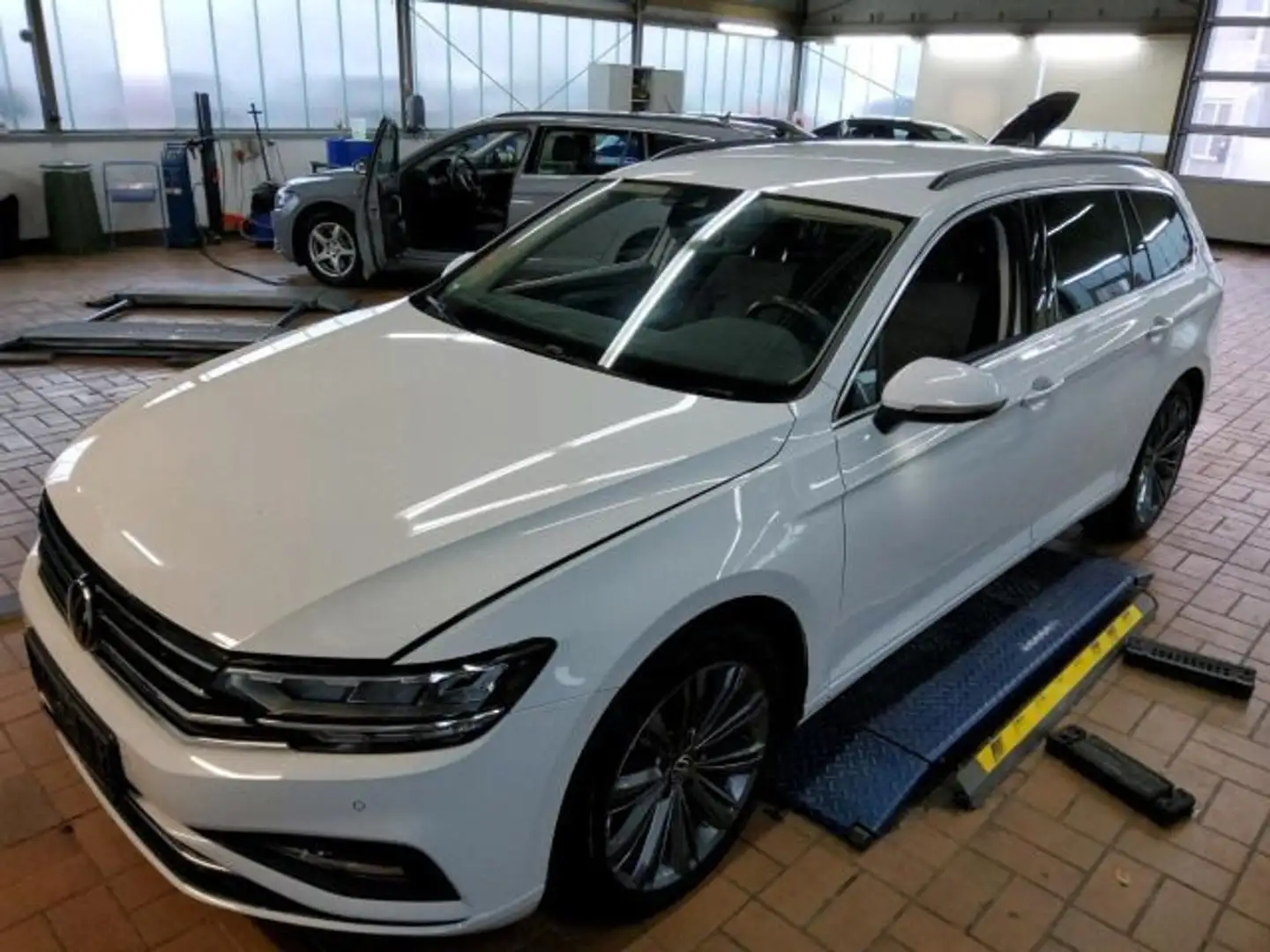 Volkswagen Passat Variant 2.0 TDI DSG 4M BUSINESS LM18 AHK Weiß - 2