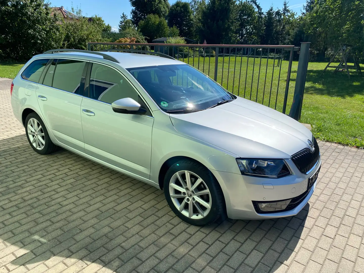 Skoda Octavia Elegance*Standheizung*Teilleder*Navi*Scheckheft* Silber - 1