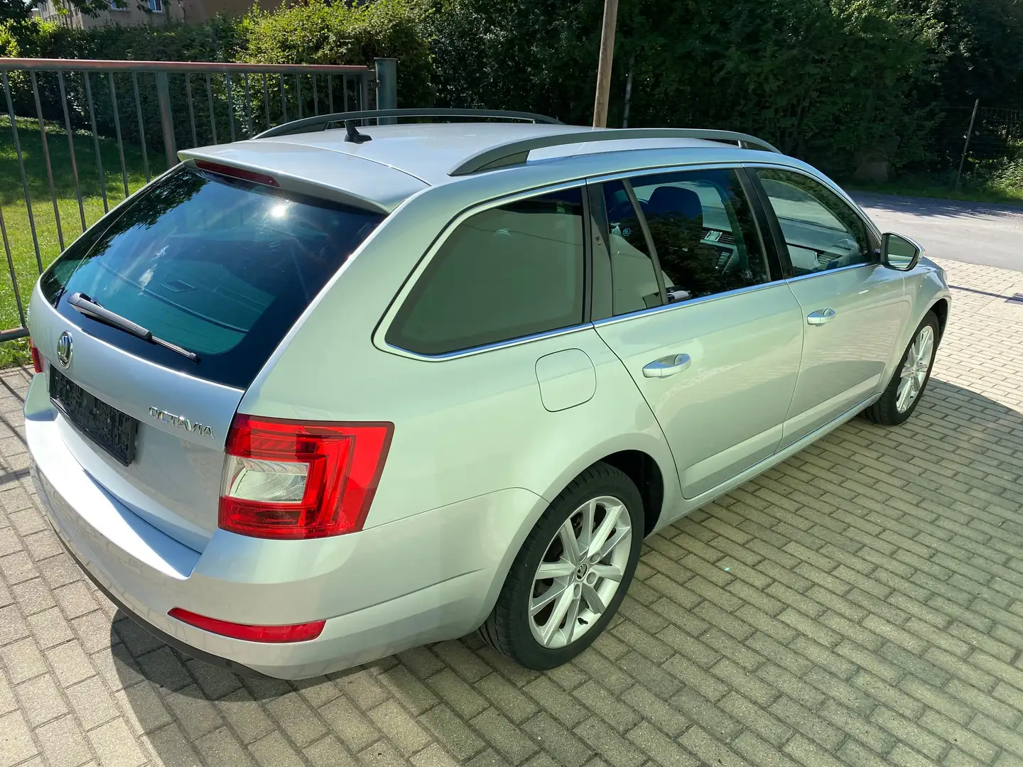 Skoda Octavia Elegance*Standheizung*Teilleder*Navi*Scheckheft* Silber - 2