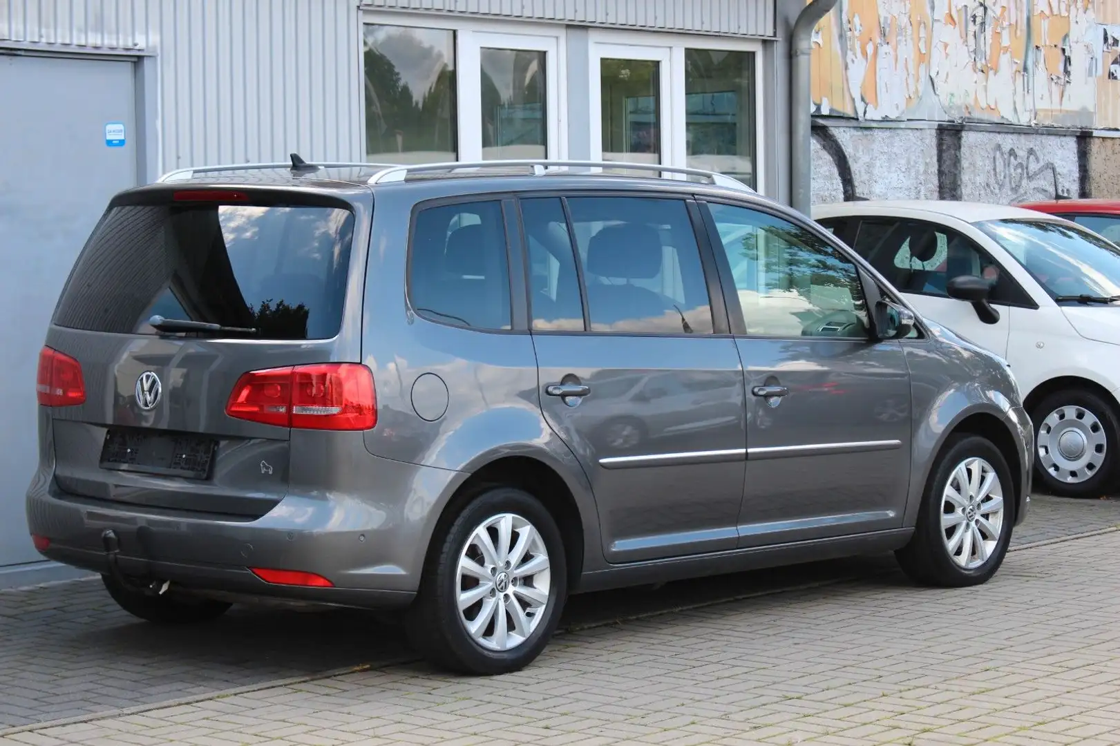 Volkswagen Touran 2.0 TDI DPF Highline Auto.+Navi+Kamera Grau - 2