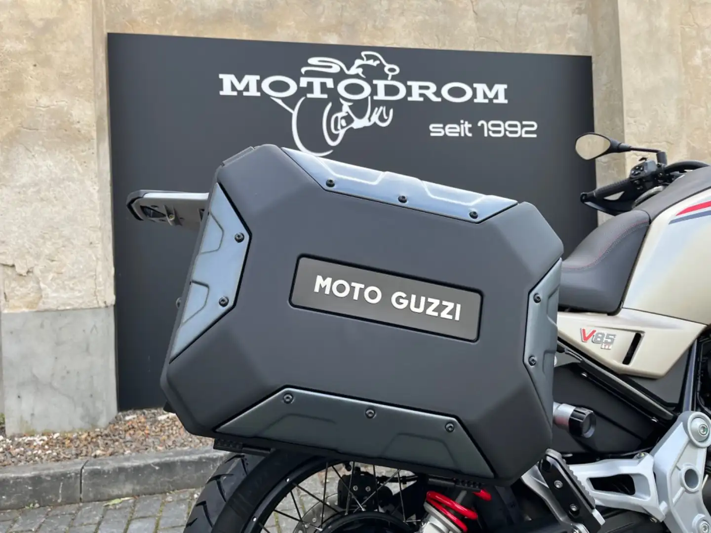 Moto Guzzi V 85 TT Travel Marrón - 2
