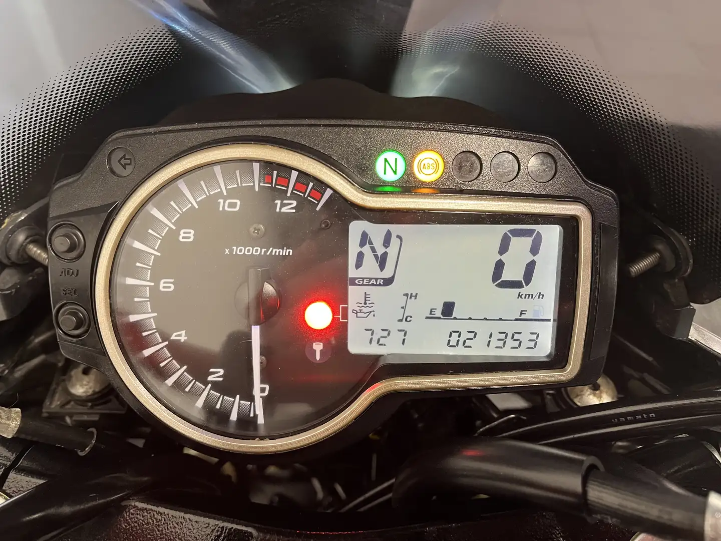 Suzuki GSR 750 Rojo - 2