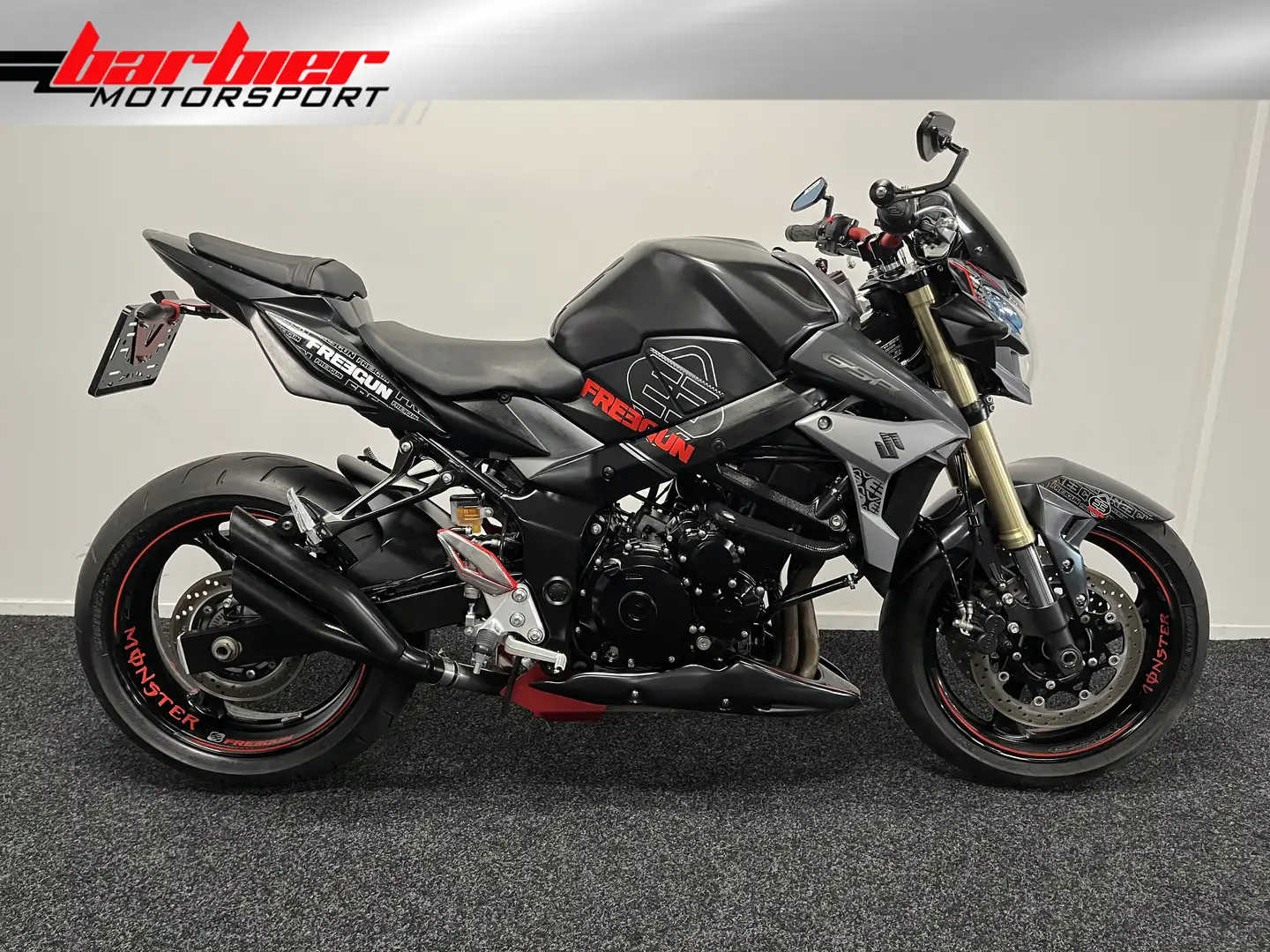 Suzuki GSR 750 Rojo - 1