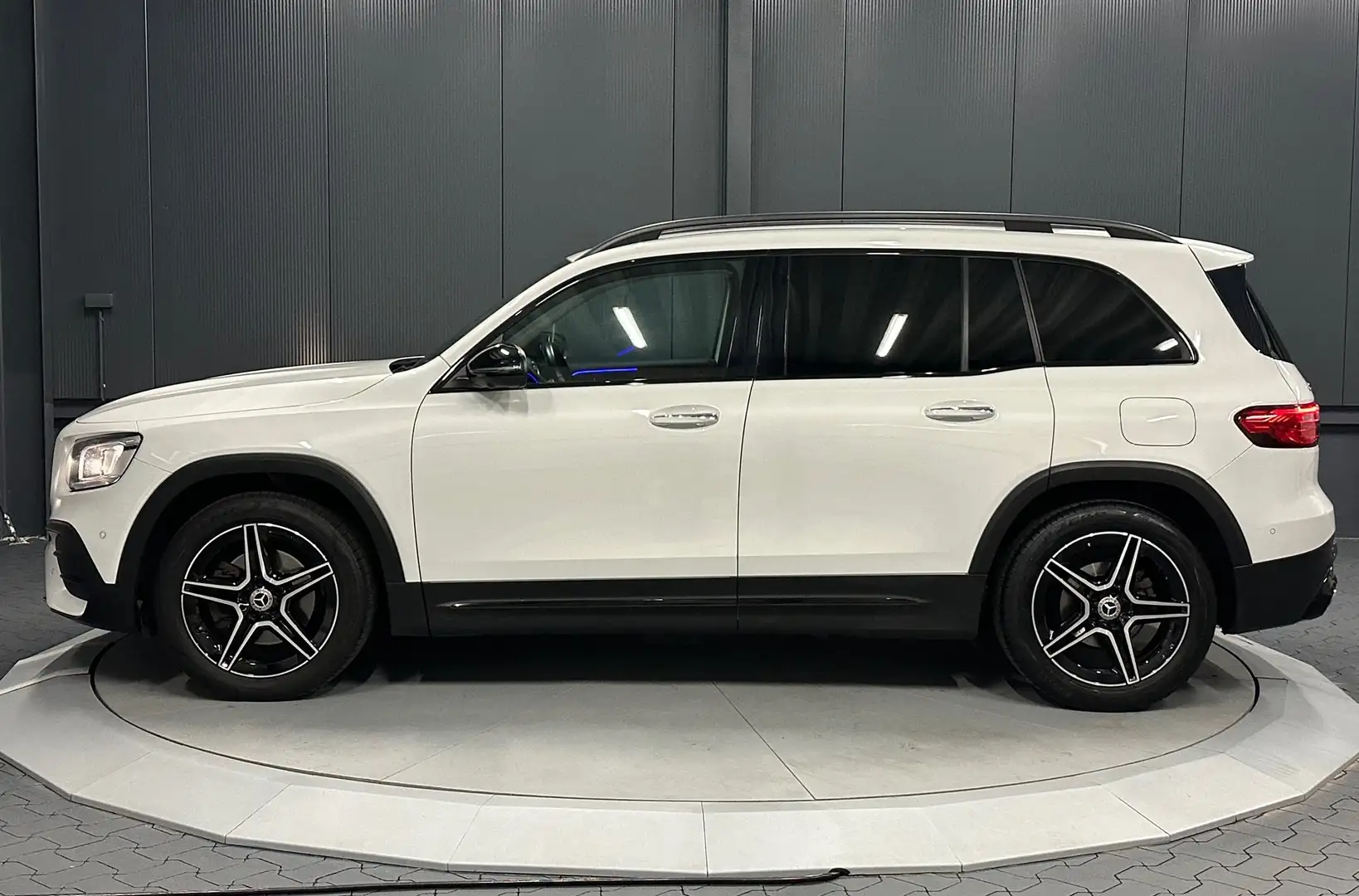 Mercedes-Benz GLB 200 d 4Matic*AMG-Line*19Zoll*Night-Paket*LEDER/Rot* Fehér - 2