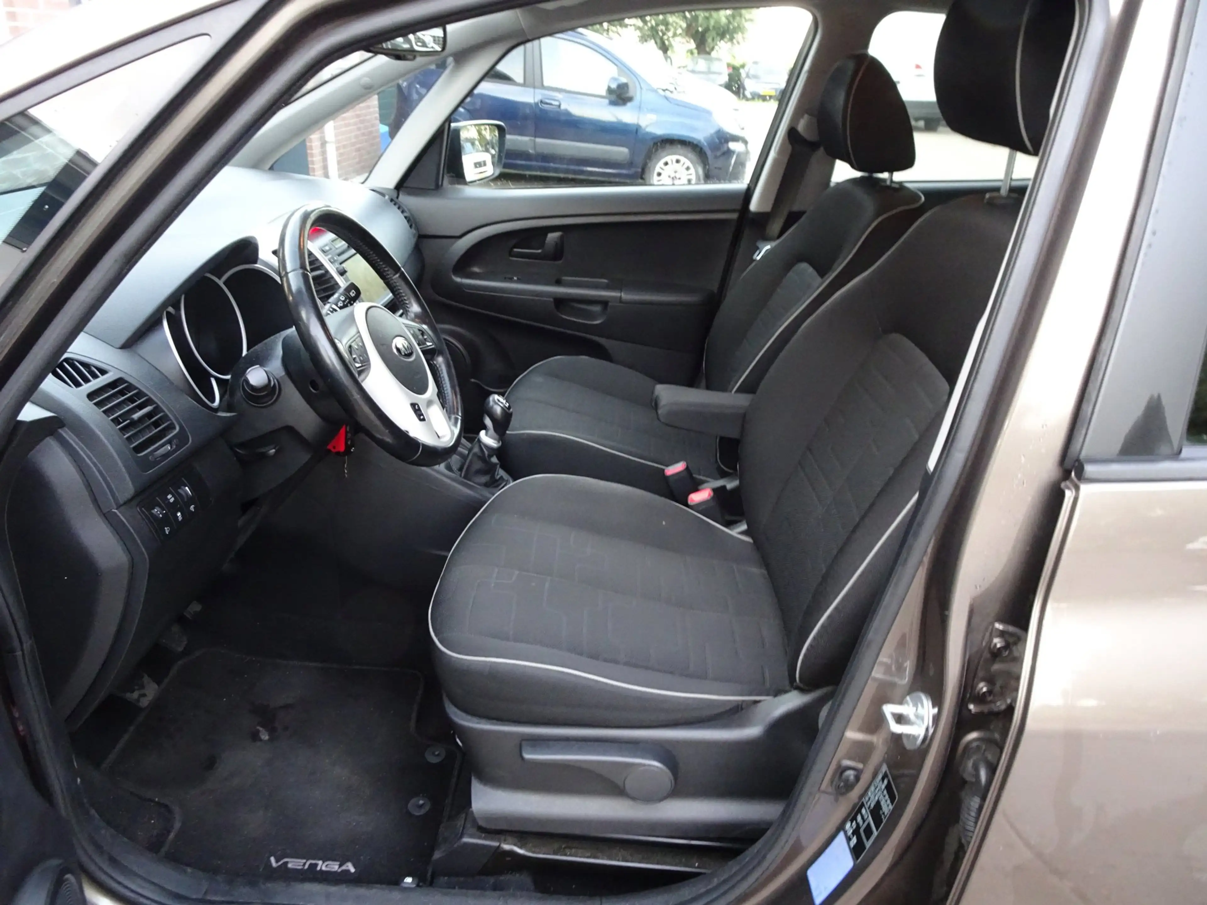 Kia Venga 1.4 CVVT ExecutiveLine — photo 10