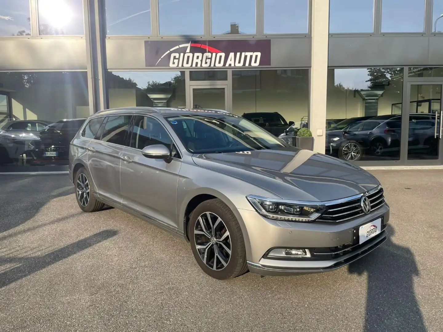 Volkswagen Passat Variant 2.0 TDI SCR 190 CV DSG Executive BMT Grigio - 1