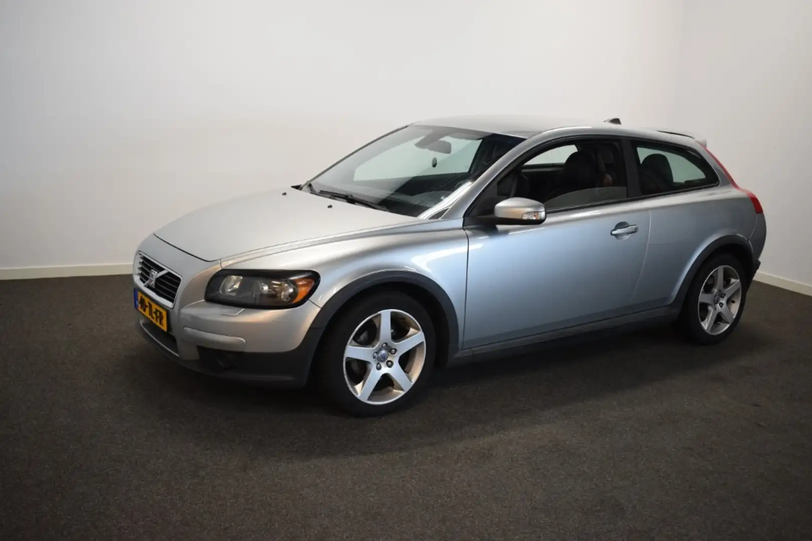 Volvo C30 2.0 Summum Trekhaak 1350kg/ Airco/ Leer/ Stoelverw Grau - 2