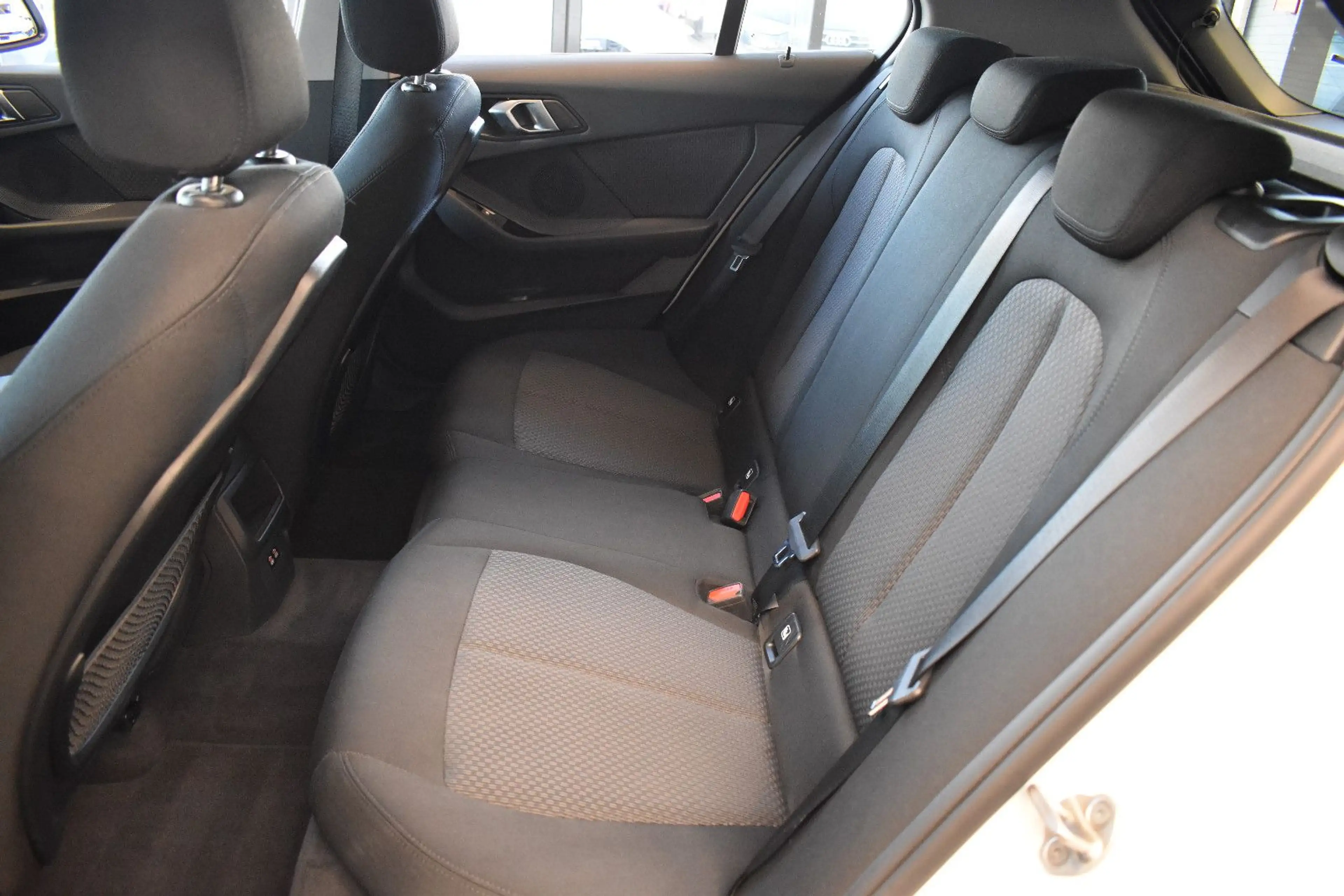 BMW 118 d Limo Advantage Aut. LED~LiveCockpit~DAB~17" — photo 11