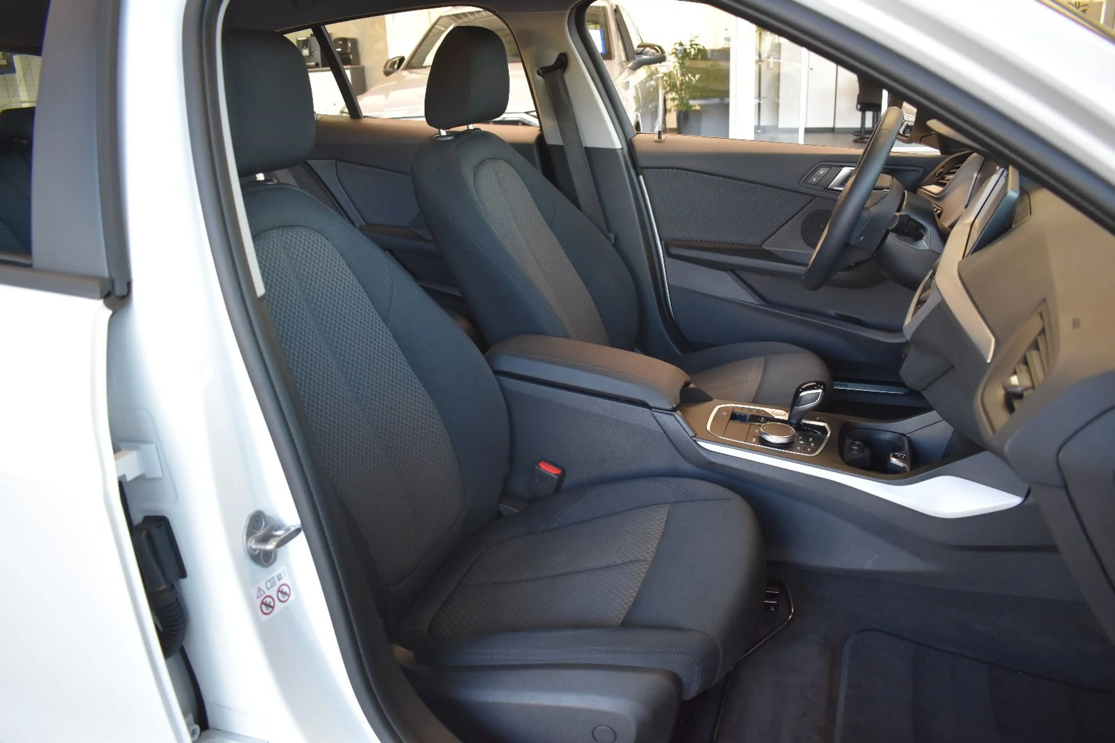 BMW 118 d Limo Advantage Aut. LED~LiveCockpit~DAB~17" — photo 9