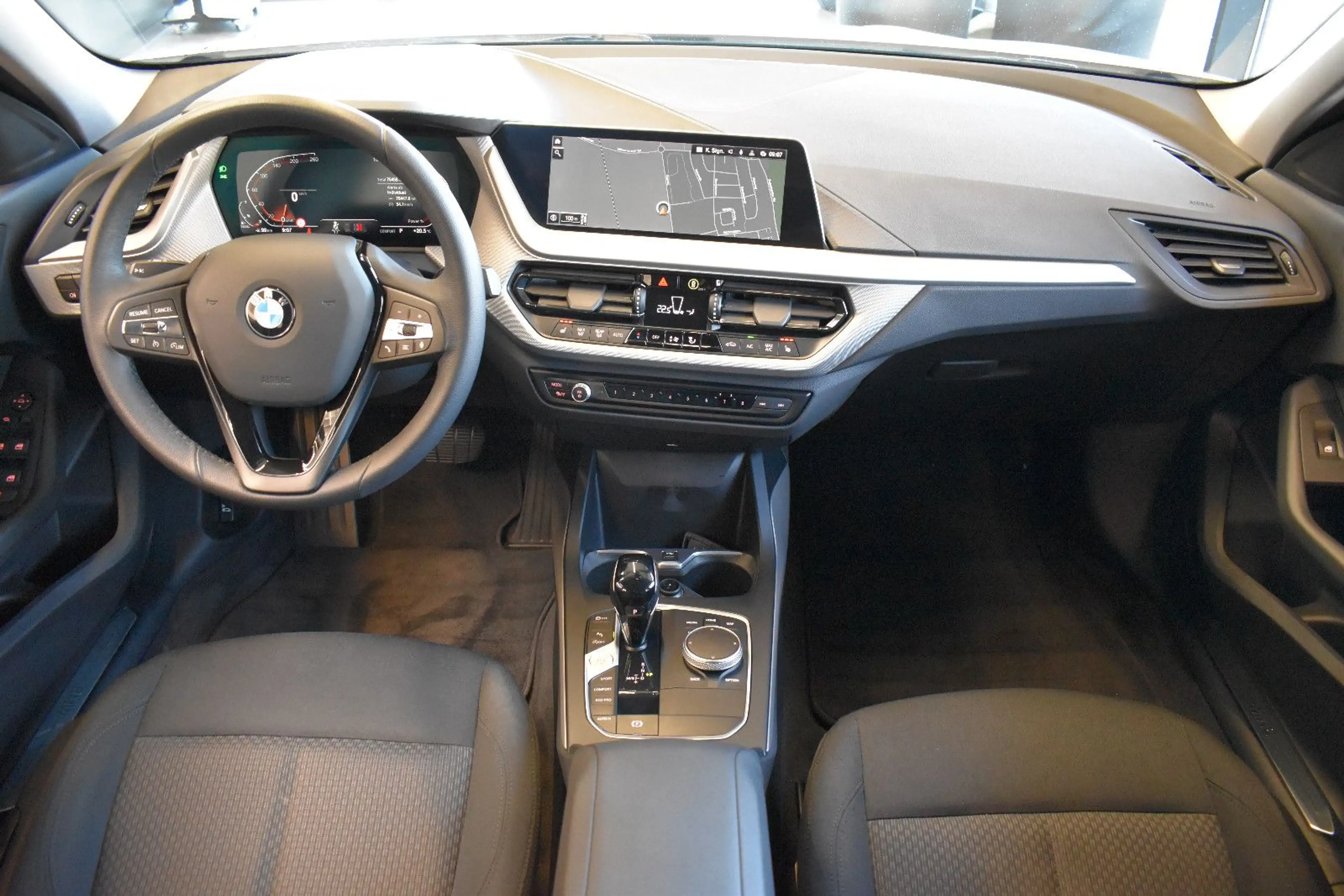 BMW 118 d Limo Advantage Aut. LED~LiveCockpit~DAB~17" — photo 3