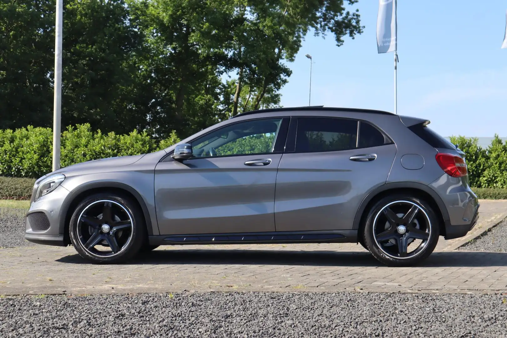 Mercedes-Benz GLA 180 AMG Pano, Sfeerverlichting, Stoelverwarming Gris - 2