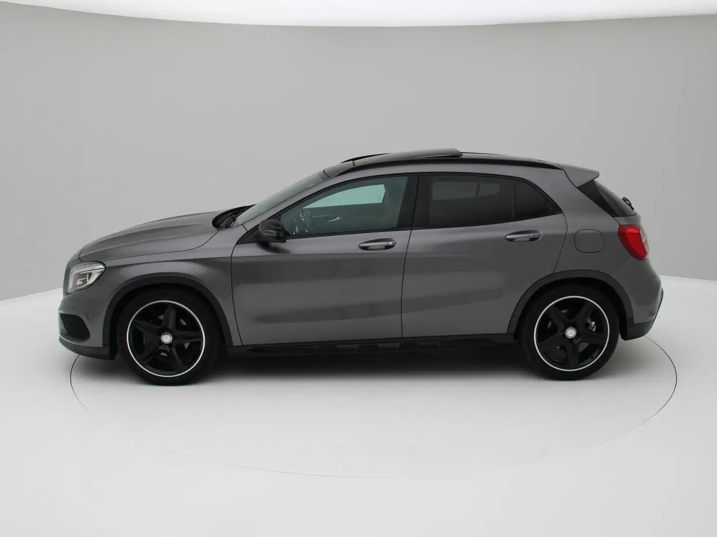 Mercedes-Benz GLA 180 AMG Pano, Sfeerverlichting, Stoelverwarming Gris - 2