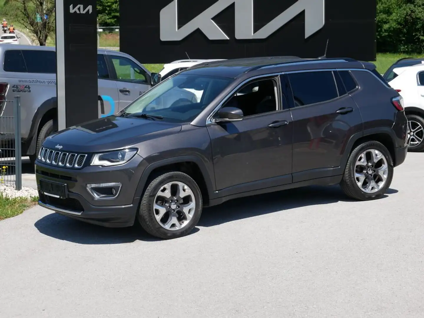 Jeep Compass 2,0 MultiJet AWD 9AT 140 Limited Aut. Grau - 1