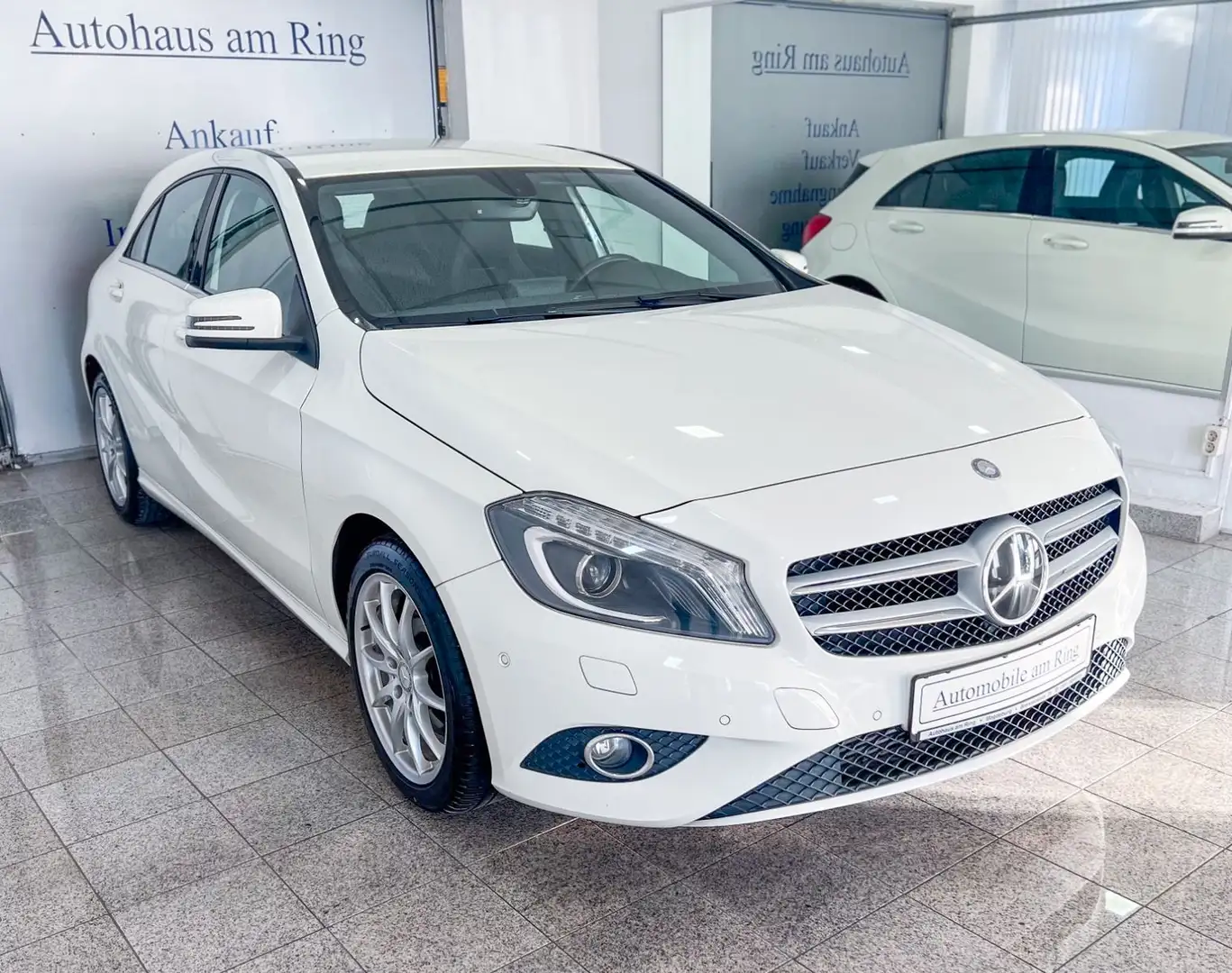 Mercedes-Benz A 200 Navi Klimaauto. Sitzheiz. Bi-Xenon Kamera Weiß - 1