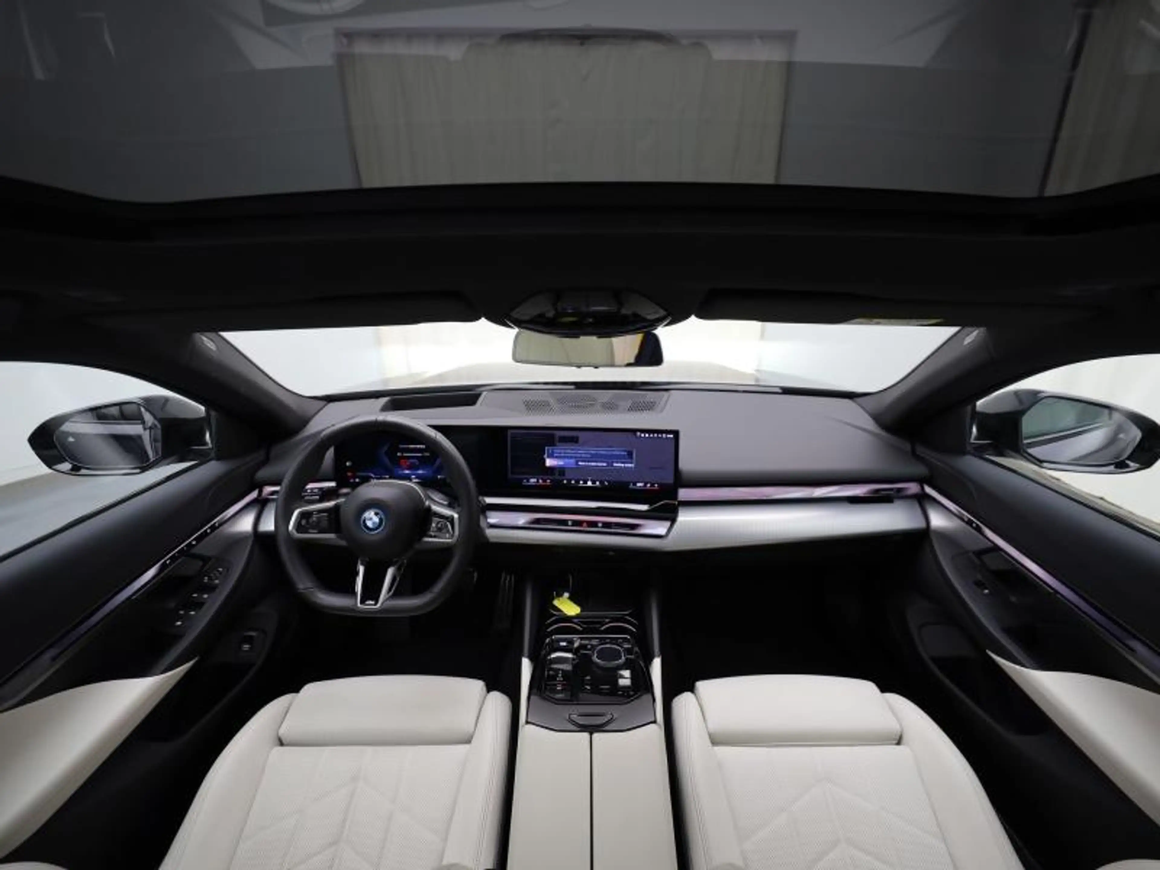 BMW i5 M SPORT - PANODAK - ACC - ICONIC GLOW — photo 7