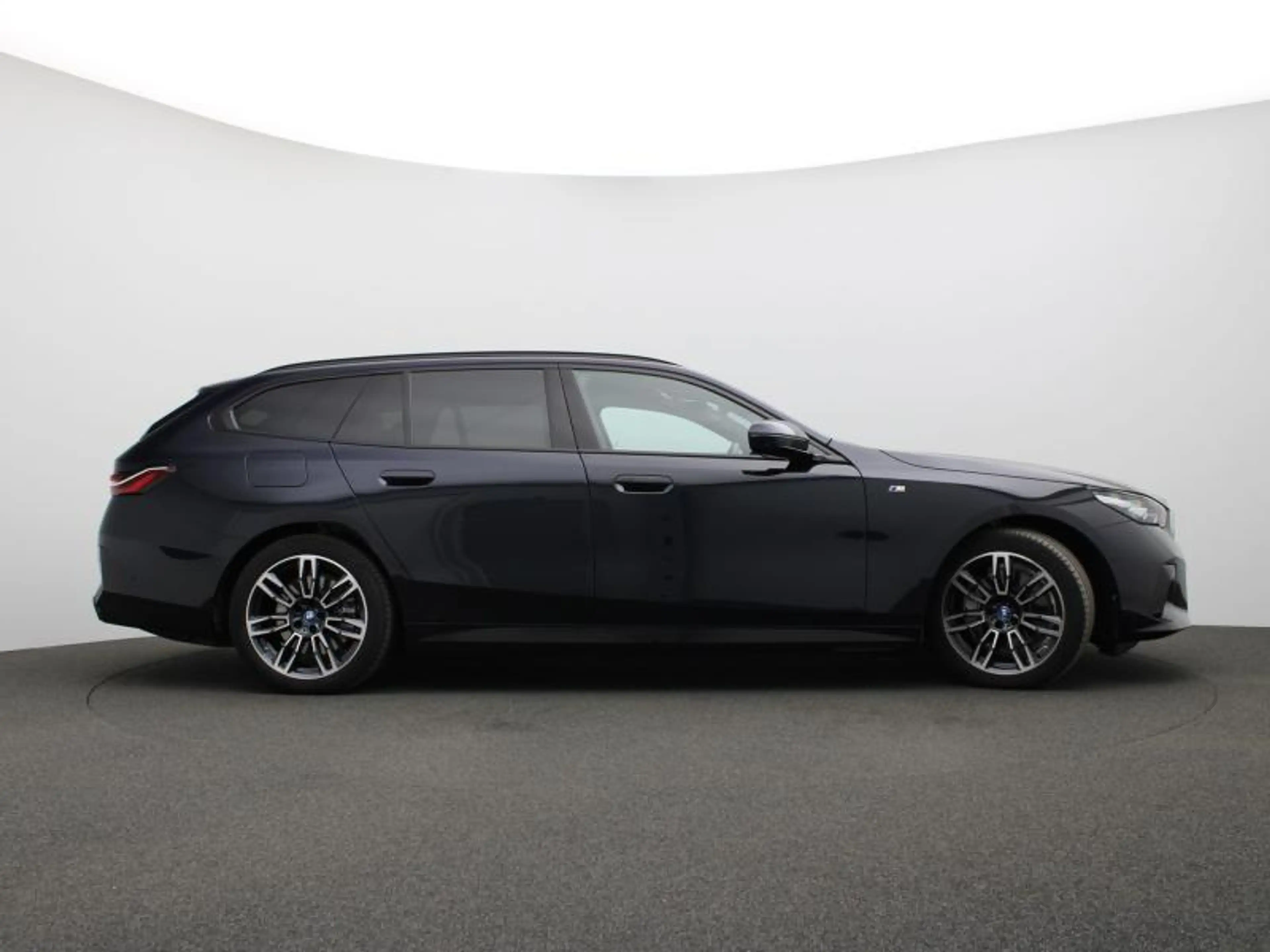 BMW i5 M SPORT - PANODAK - ACC - ICONIC GLOW — photo 3