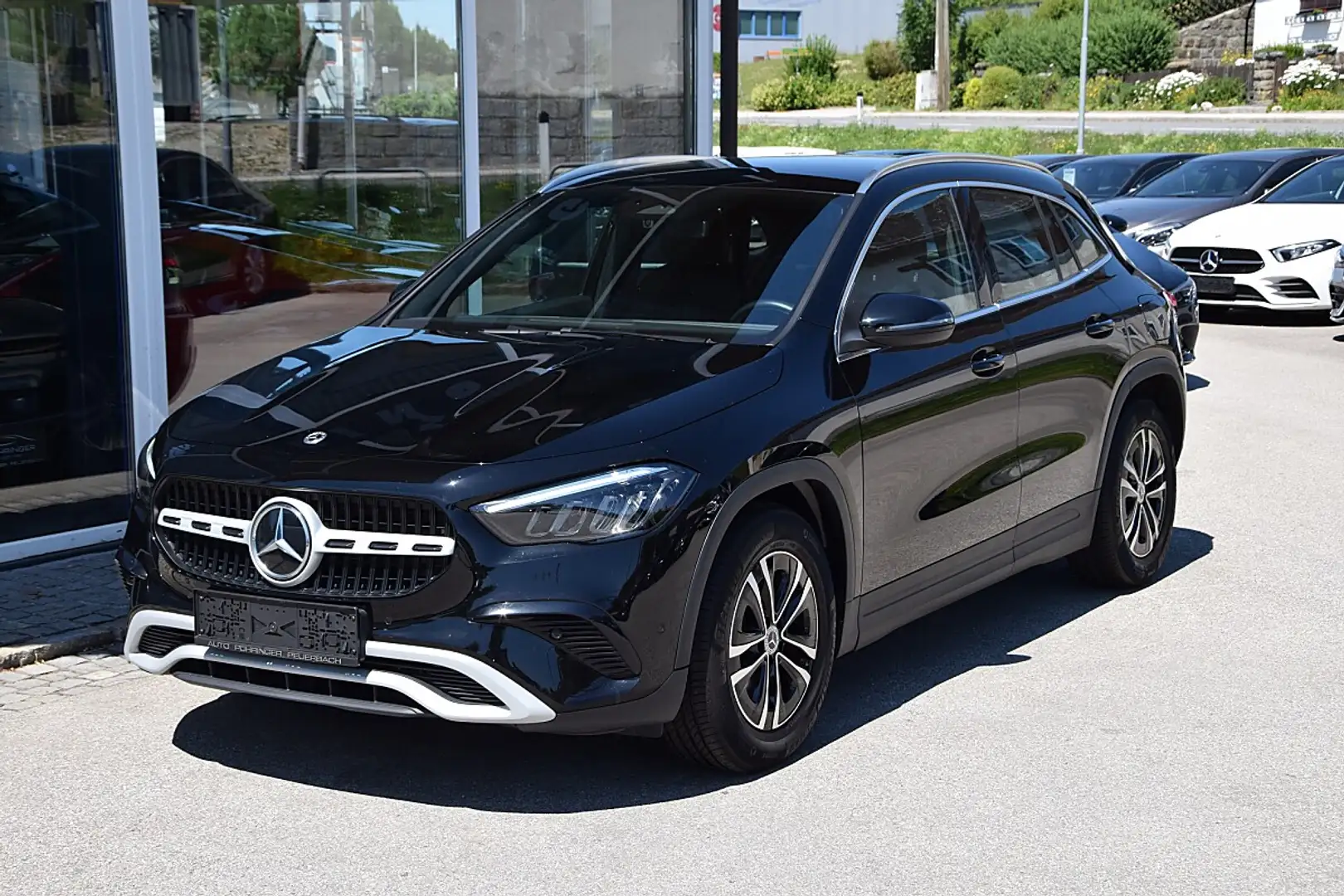 Mercedes-Benz GLA 180 (EURO 6d) Schwarz - 2