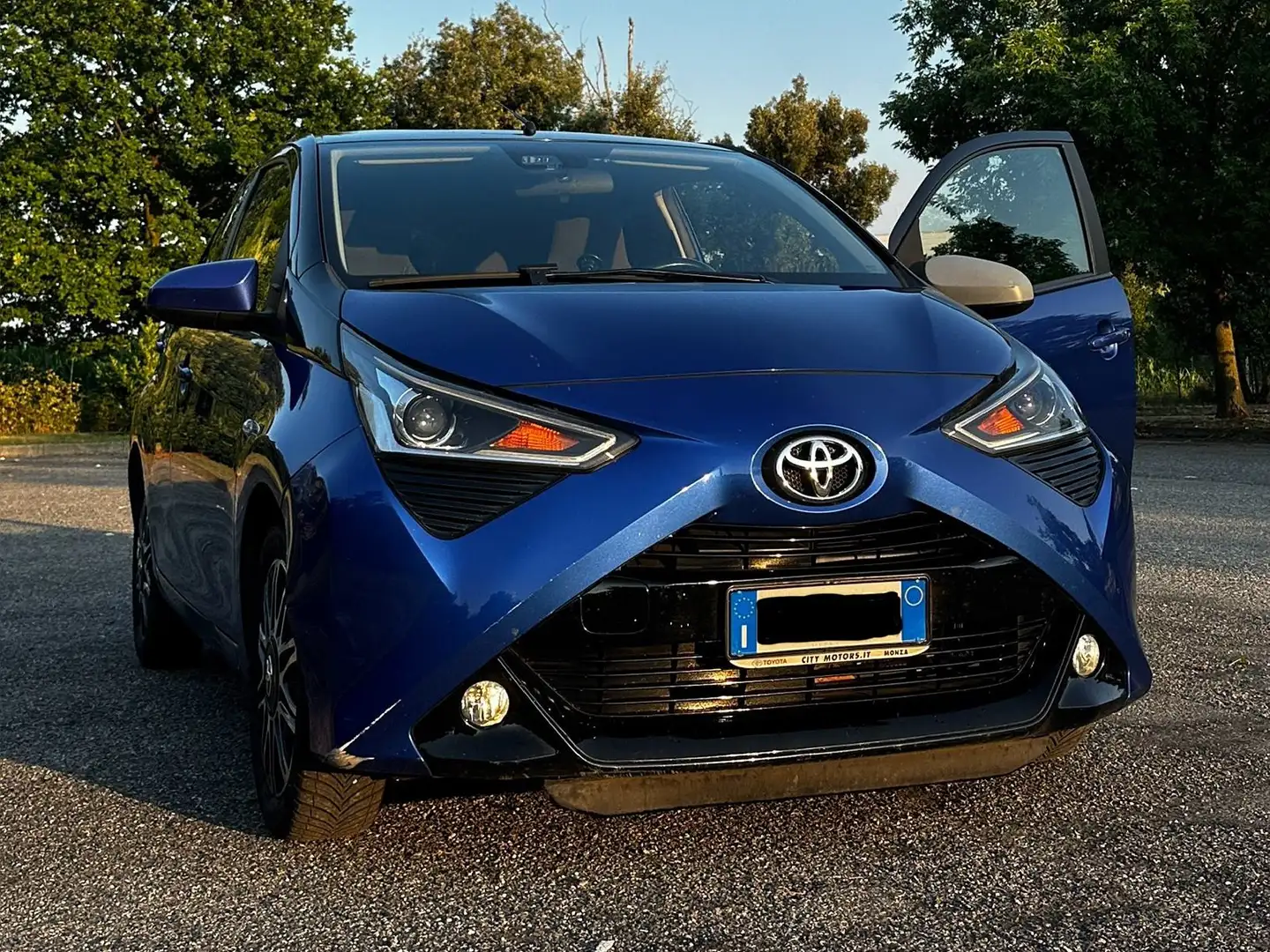 Toyota Aygo Aygo II 2018 5p 5p 1.0 x-clusiv m-mt 72cv Blau - 2