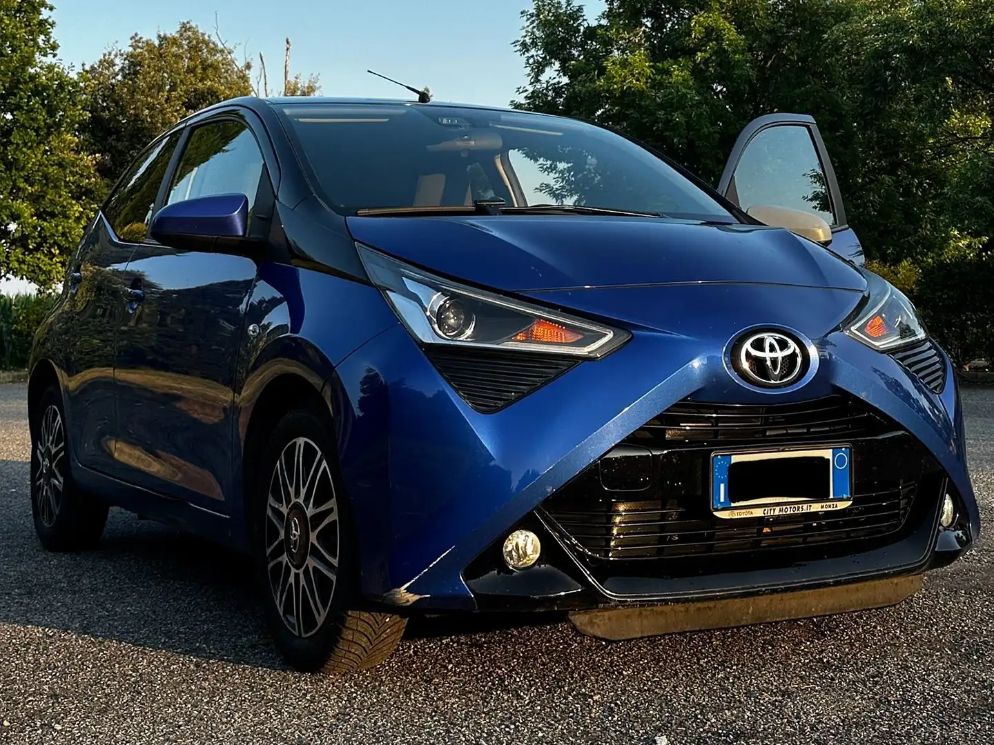 Toyota Aygo Aygo II 2018 5p 5p 1.0 x-clusiv m-mt 72cv Blau - 1