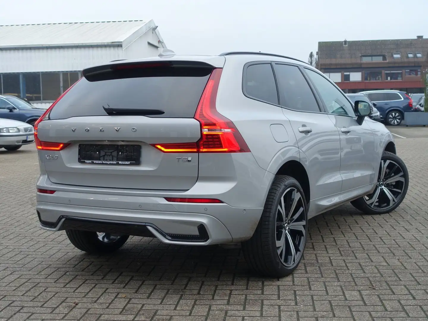 Volvo XC60 Ultra Dark T8 AWD/360°Cam/AHK/Four-C/Massag Silber - 2