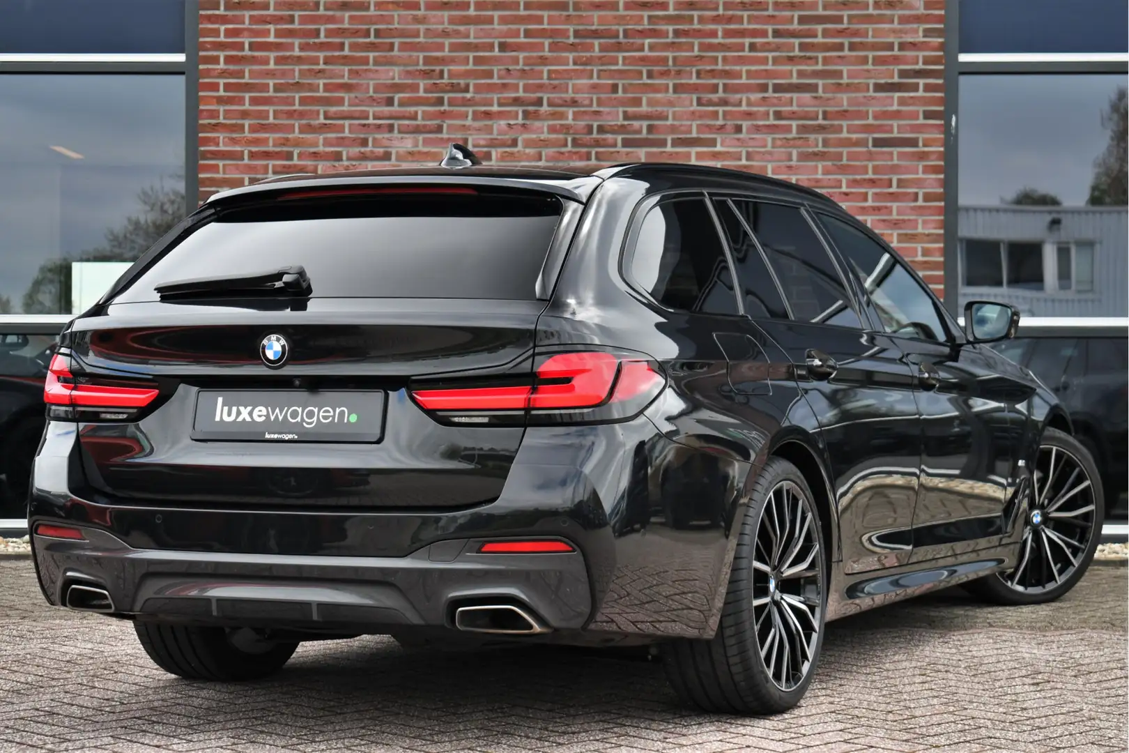 BMW 530 5-serie Touring 530d 286pk M-Sport Pano Laser ACC Zwart - 2