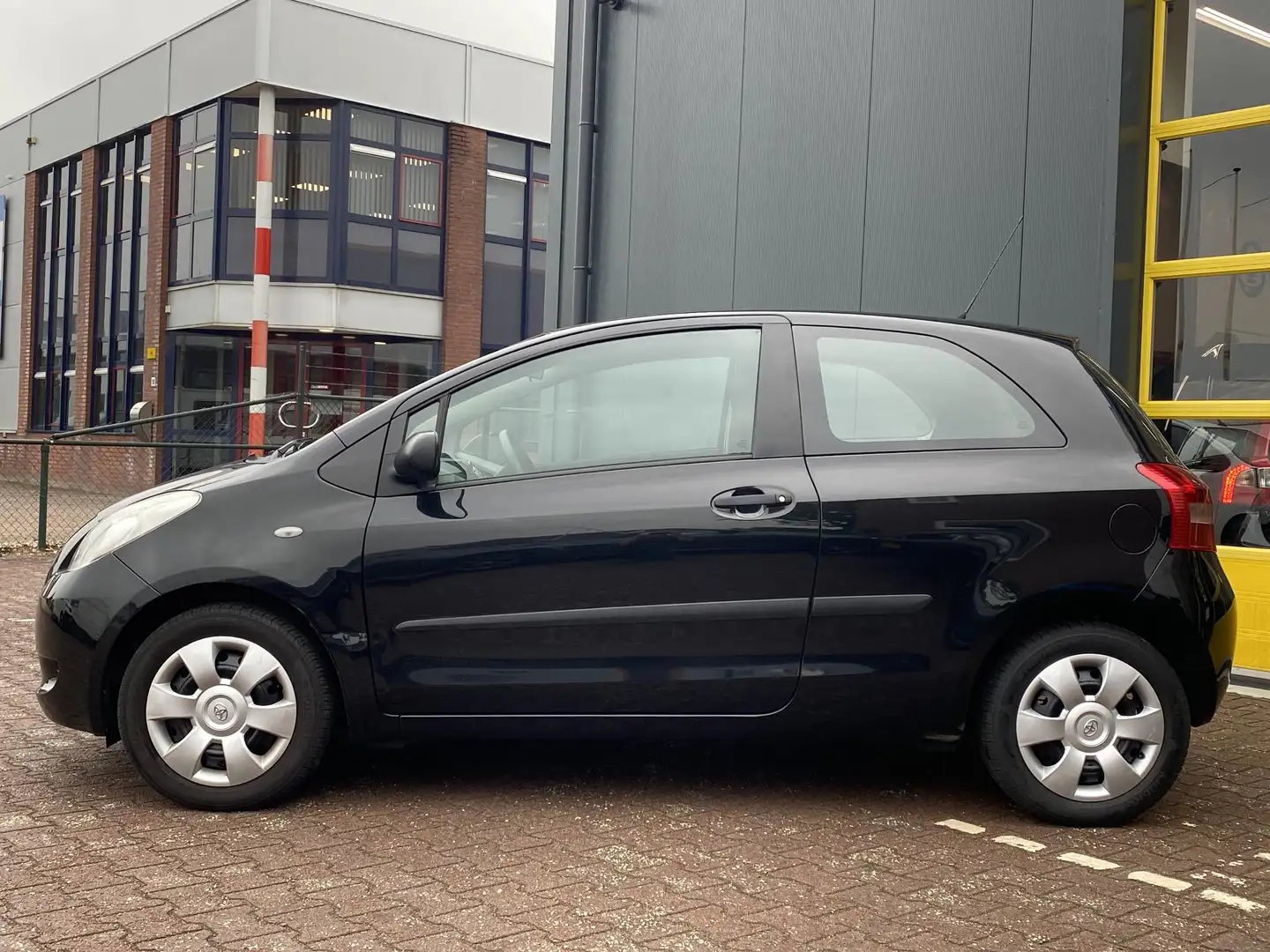 Toyota Yaris 1.3 VVTi Terra Zwart - 2