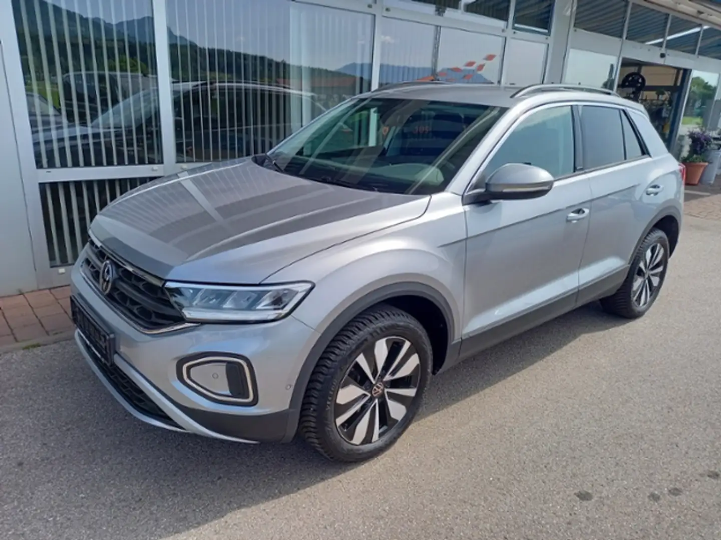 Volkswagen T-Roc Move NAVI ACC SHZ PDC Zilver - 2