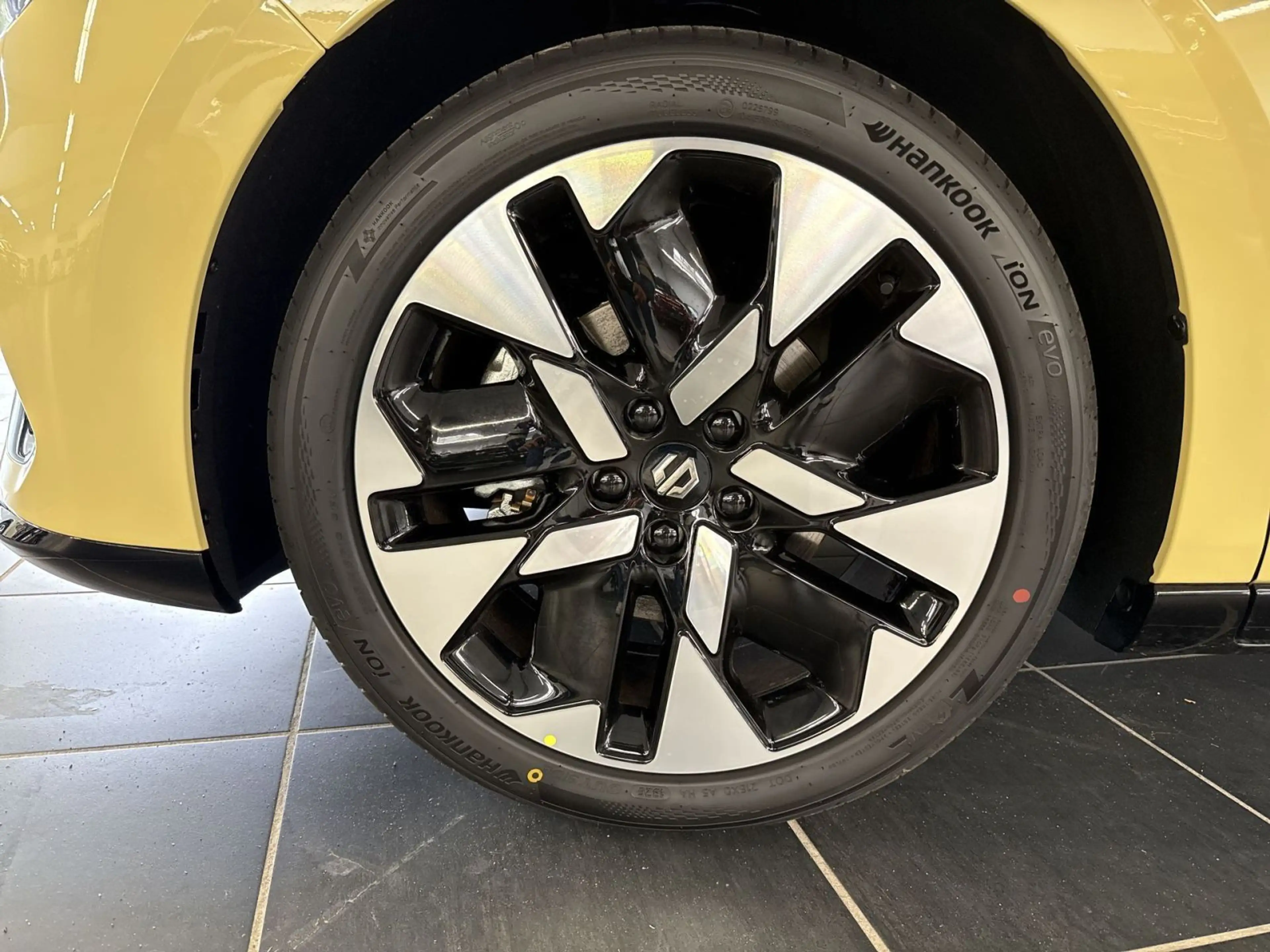 Leapmotor B05 BEV 67,1 kWh Design ProMax — photo 11